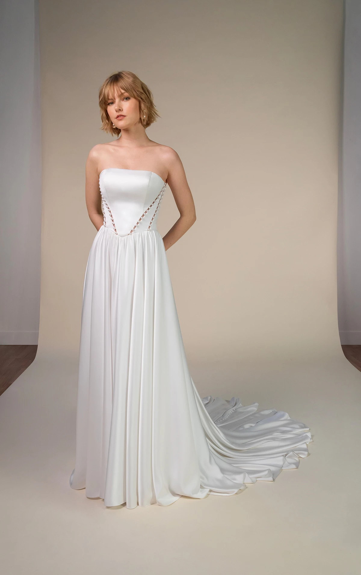 shayla Trägerloses A-Linien-Brautkleid aus Satin mit Rückendetail aus Perlenknöpfen by All Who Wander
