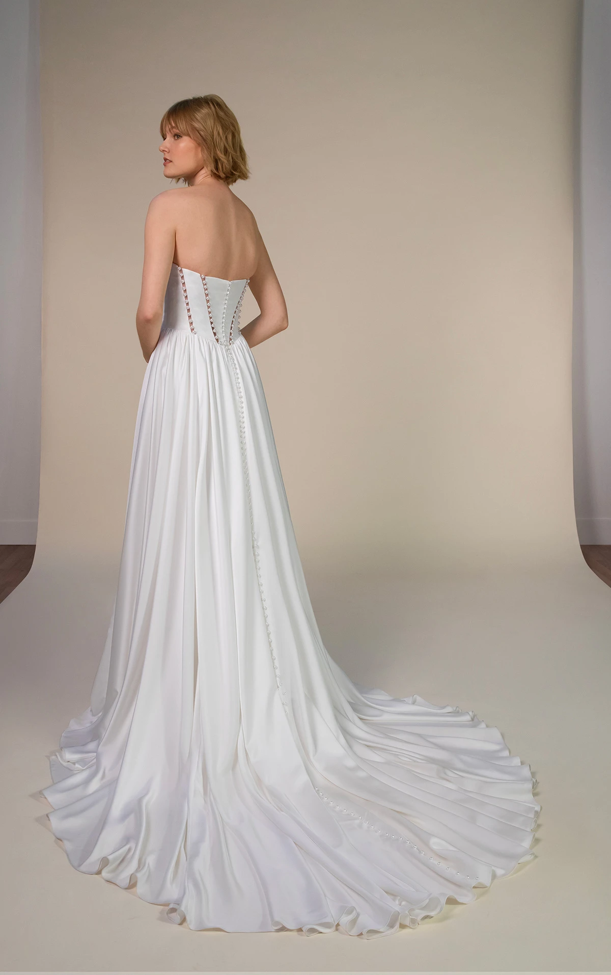 shayla Trägerloses A-Linien-Brautkleid aus Satin mit Rückendetail aus Perlenknöpfen by All Who Wander