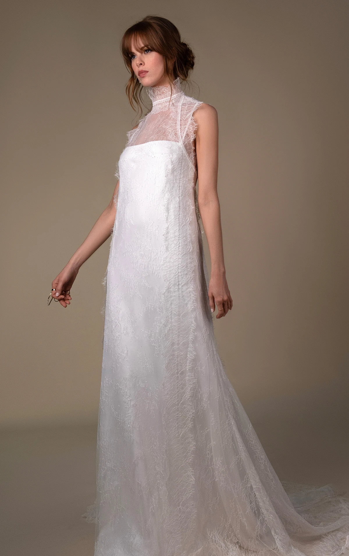 veda Etui-Brautkleid aus Spitze und Charmeuse mit hohem Ausschnitt und Schlüssellochausschnitt am Rücken by All Who Wander