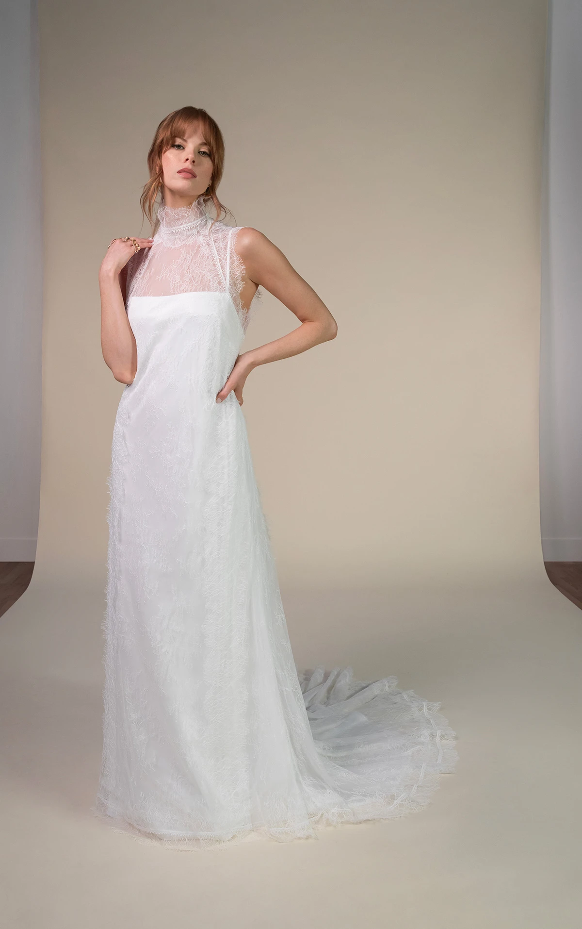 veda Etui-Brautkleid aus Spitze und Charmeuse mit hohem Ausschnitt und Schlüssellochausschnitt am Rücken by All Who Wander