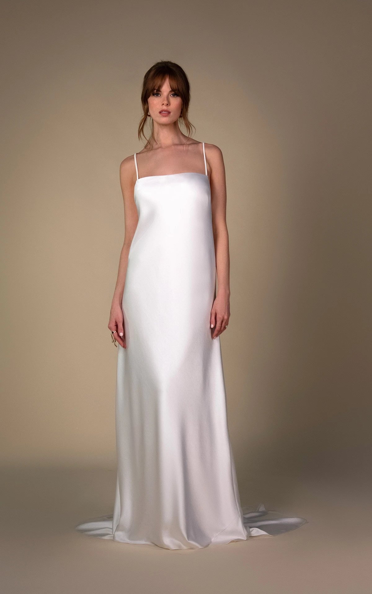 veda Etui-Brautkleid aus Spitze und Charmeuse mit hohem Ausschnitt und Schlüssellochausschnitt am Rücken by All Who Wander