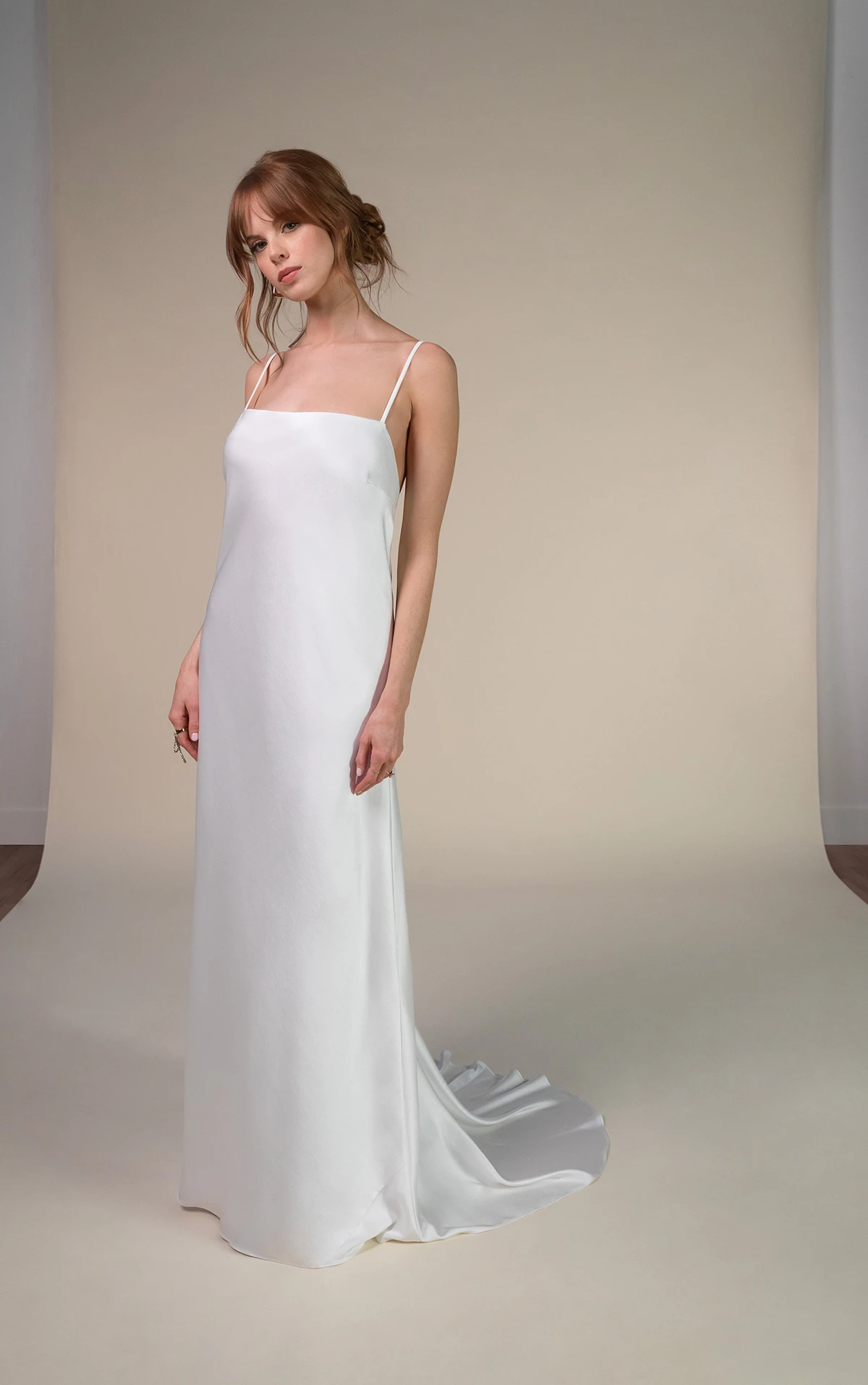 veda Etui-Brautkleid aus Spitze und Charmeuse mit hohem Ausschnitt und Schlüssellochausschnitt am Rücken by All Who Wander