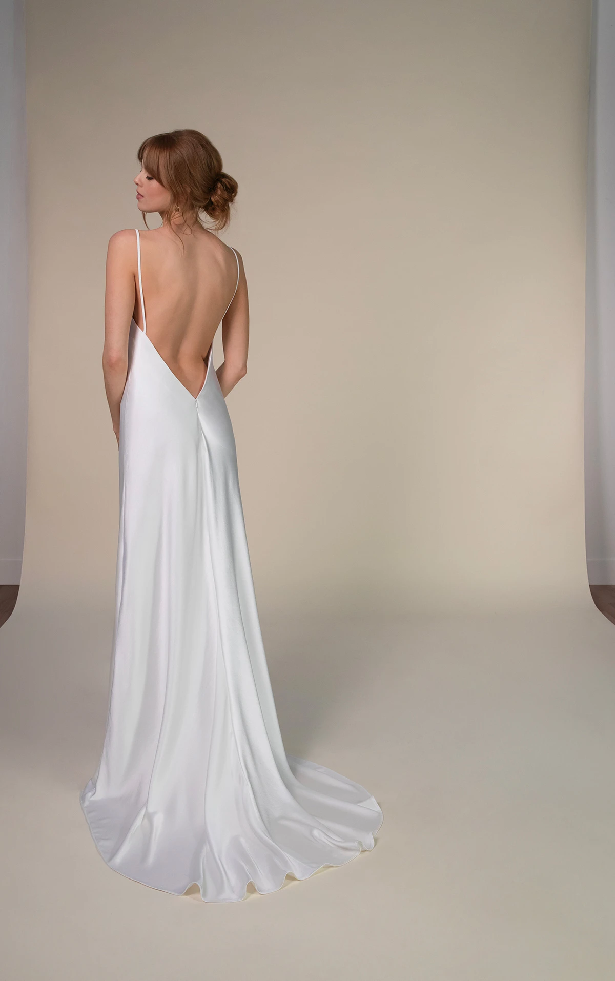 veda Etui-Brautkleid aus Spitze und Charmeuse mit hohem Ausschnitt und Schlüssellochausschnitt am Rücken by All Who Wander