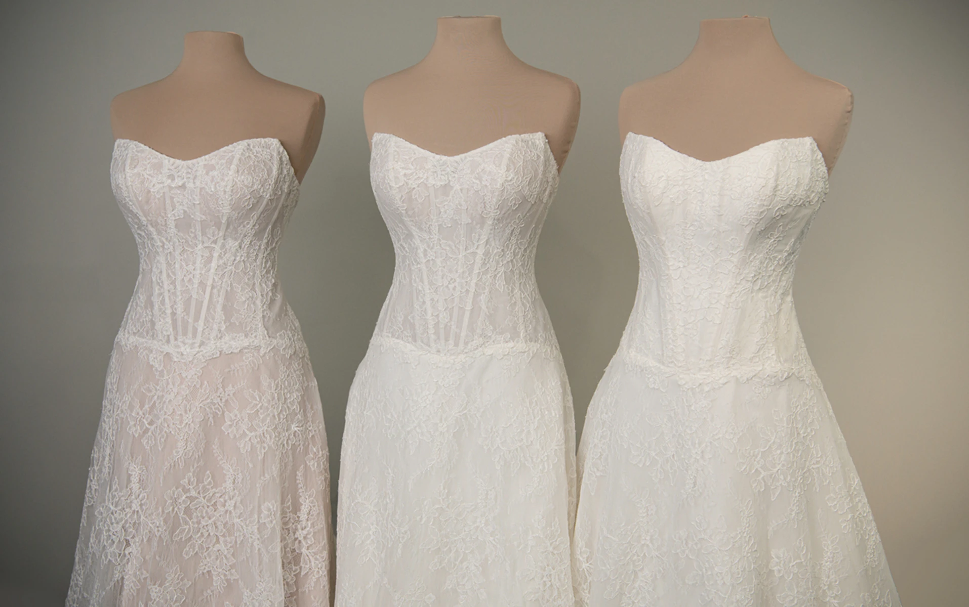 d4462 Trägerloses A-Linien-Brautkleid aus Chantilly-Spitze mit tiefer Taille und Korsett-Oberteil  by Essense of Australia