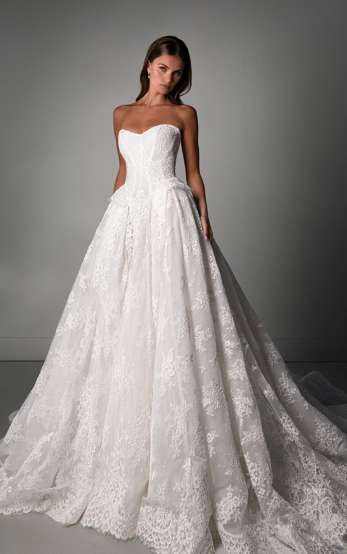 le1435 Trägerloses Prinzessinnen-Ball-Brautkleid aus Spitze mit luxuriöser tiefer Taille  by Martina Liana Luxe