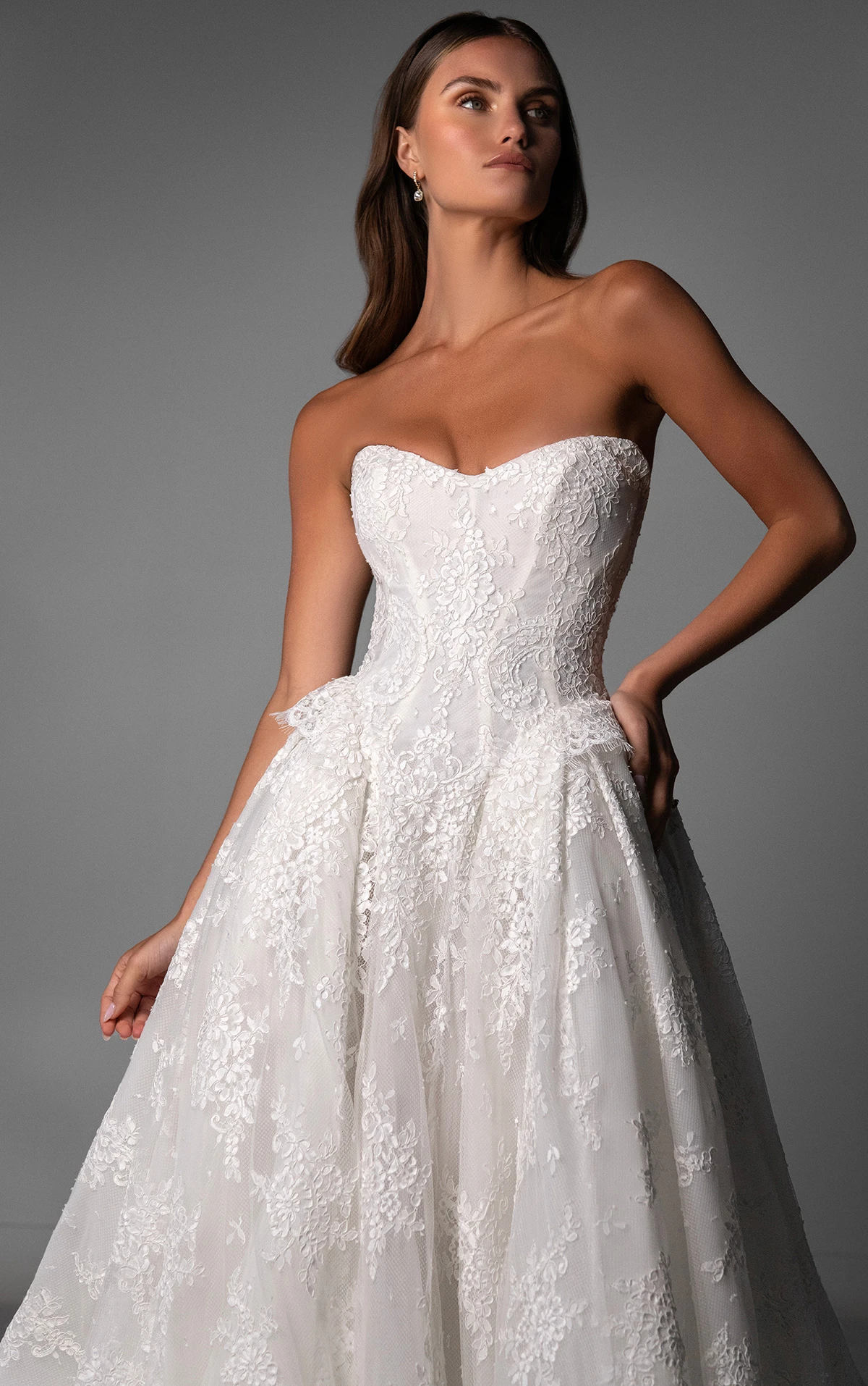 le1435 Trägerloses Prinzessinnen-Ball-Brautkleid aus Spitze mit luxuriöser tiefer Taille  by Martina Liana Luxe