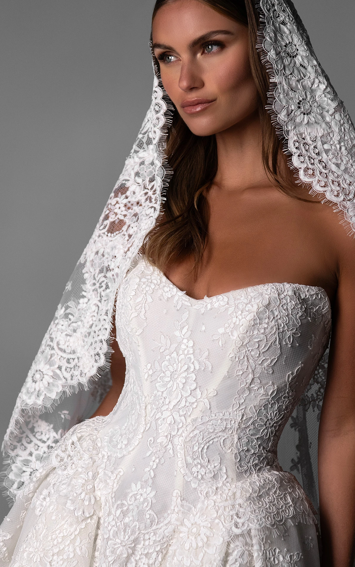 le1435 Trägerloses Prinzessinnen-Ball-Brautkleid aus Spitze mit luxuriöser tiefer Taille  by Martina Liana Luxe