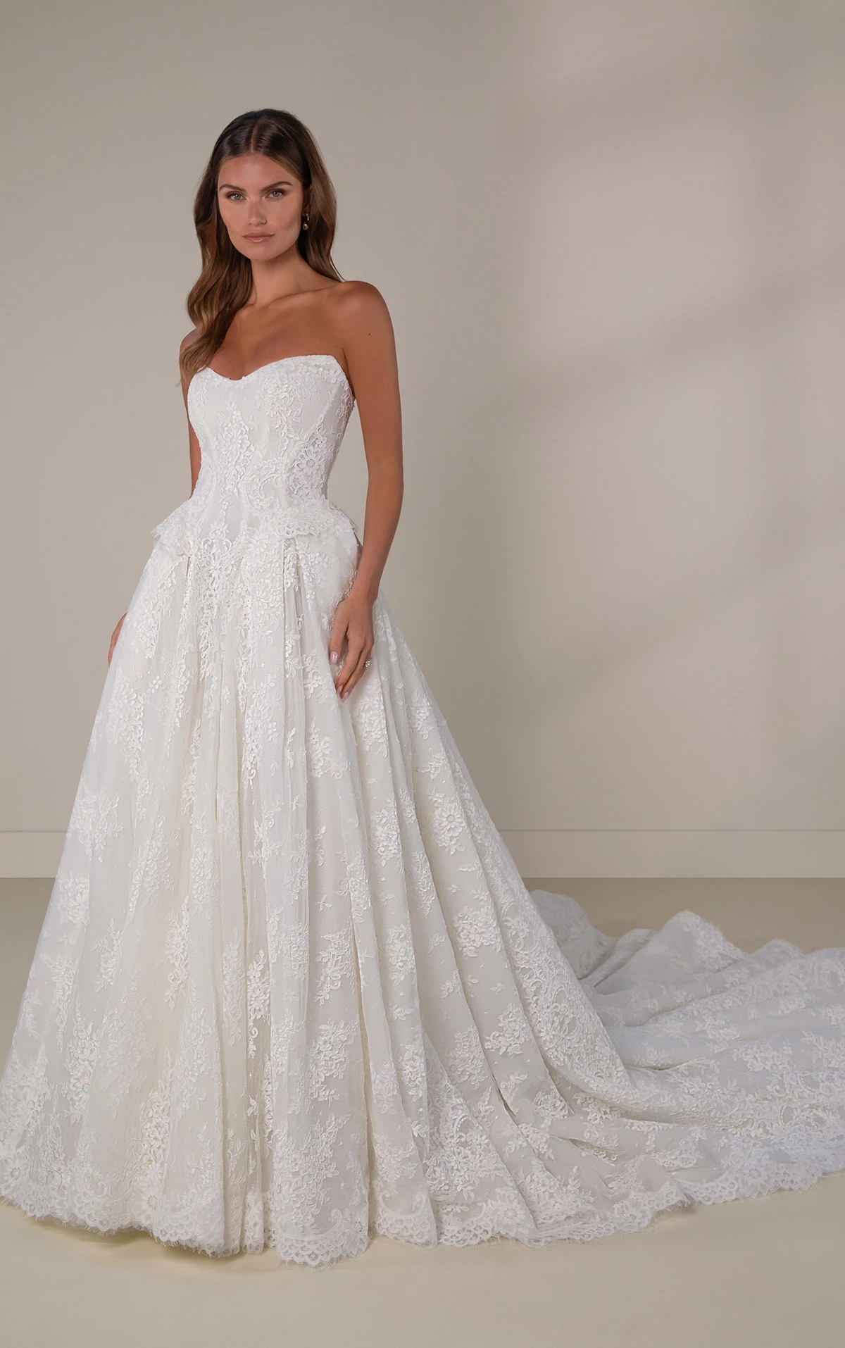 le1435 Trägerloses Prinzessinnen-Ball-Brautkleid aus Spitze mit luxuriöser tiefer Taille  by Martina Liana Luxe