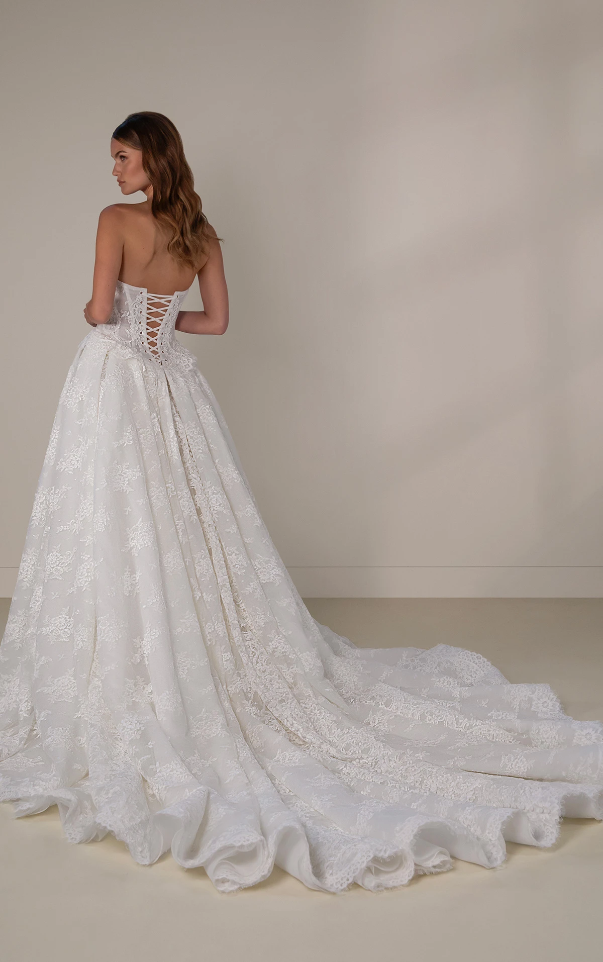 le1435 Trägerloses Prinzessinnen-Ball-Brautkleid aus Spitze mit luxuriöser tiefer Taille  by Martina Liana Luxe