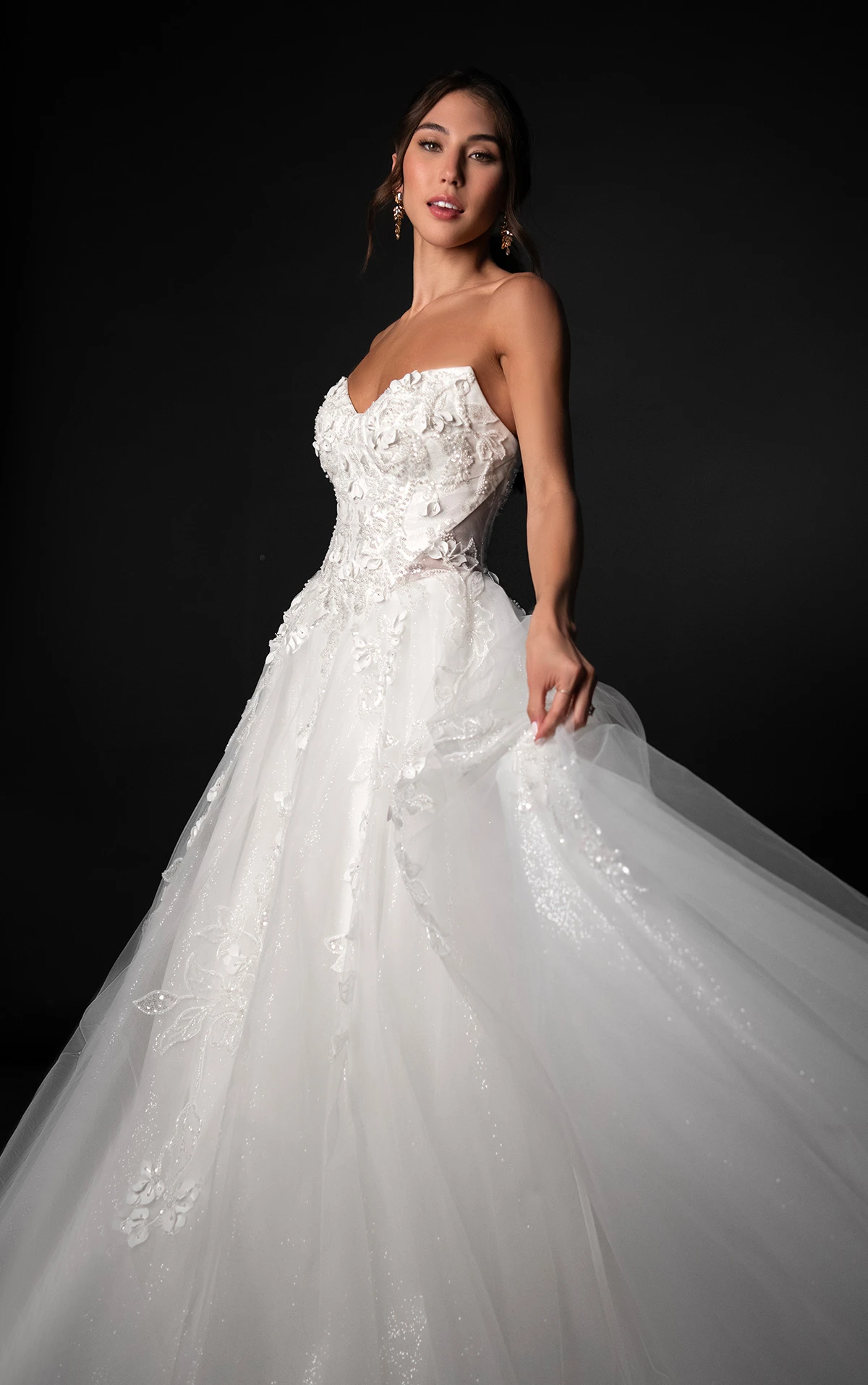 ml1923 Ball-Brautkleid aus Glitzertüll mit floralen Applikationen und Cat-Eye-Ausschnitt  by Martina Liana