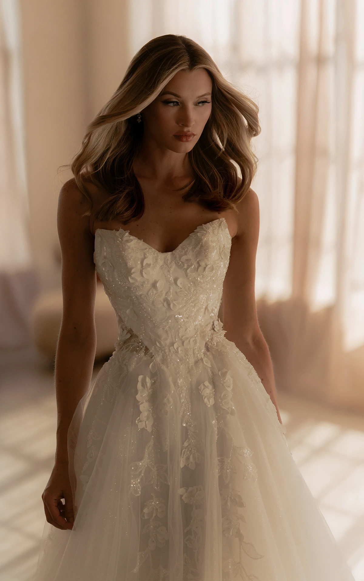 ml1923 Ball-Brautkleid aus Glitzertüll mit floralen Applikationen und Cat-Eye-Ausschnitt  by Martina Liana