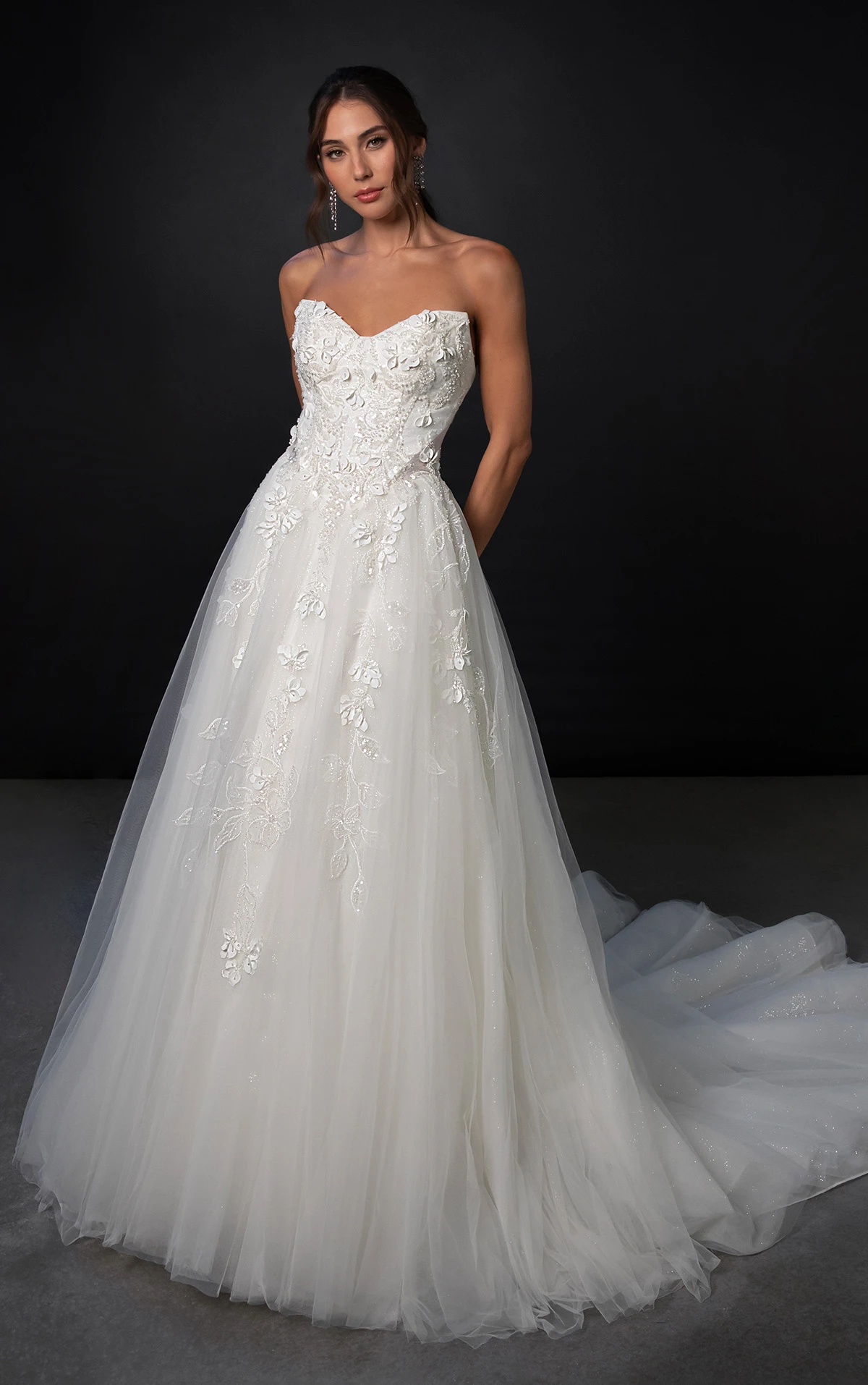 ml1923 Ball-Brautkleid aus Glitzertüll mit floralen Applikationen und Cat-Eye-Ausschnitt  by Martina Liana