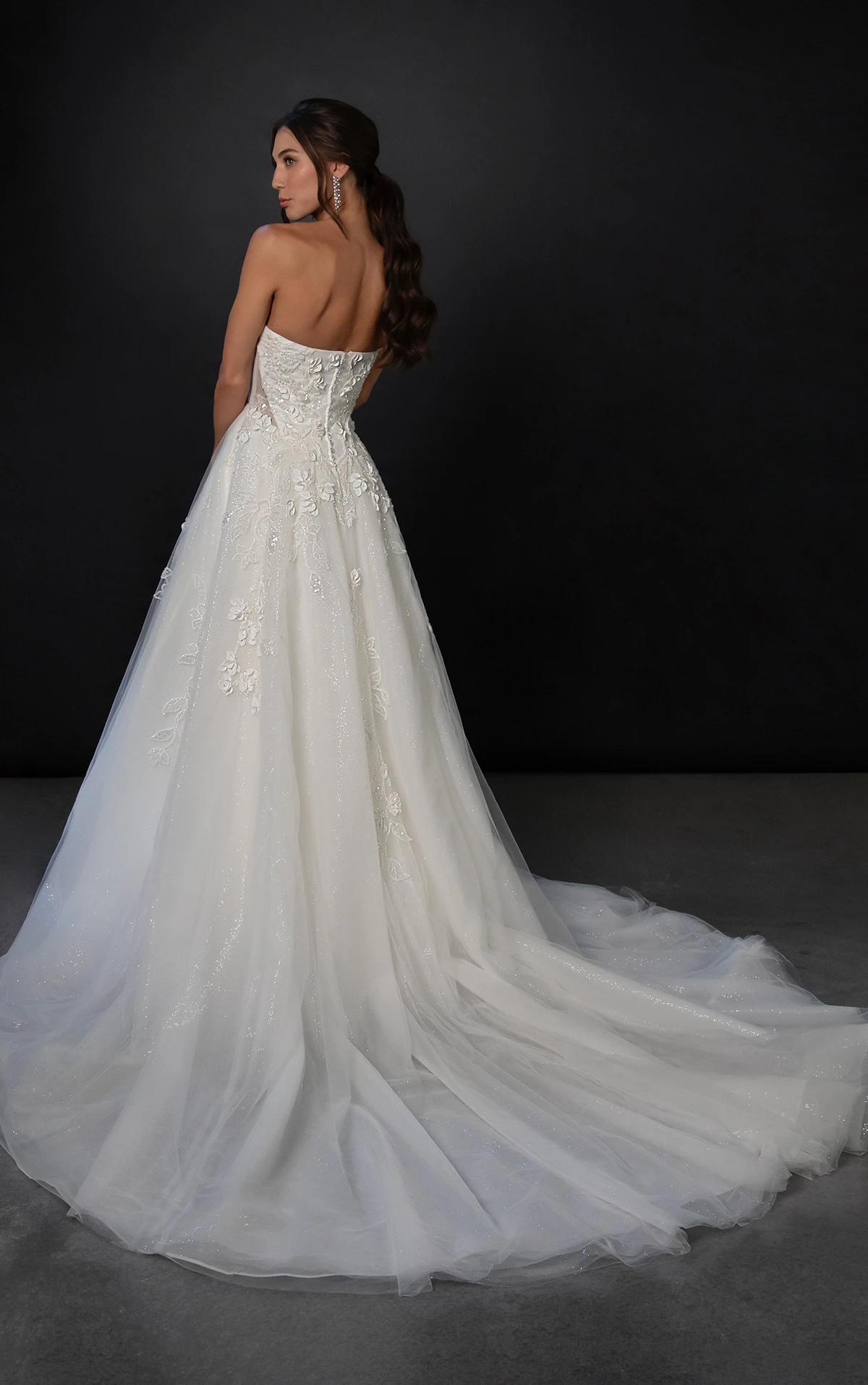 ml1923 Ball-Brautkleid aus Glitzertüll mit floralen Applikationen und Cat-Eye-Ausschnitt  by Martina Liana