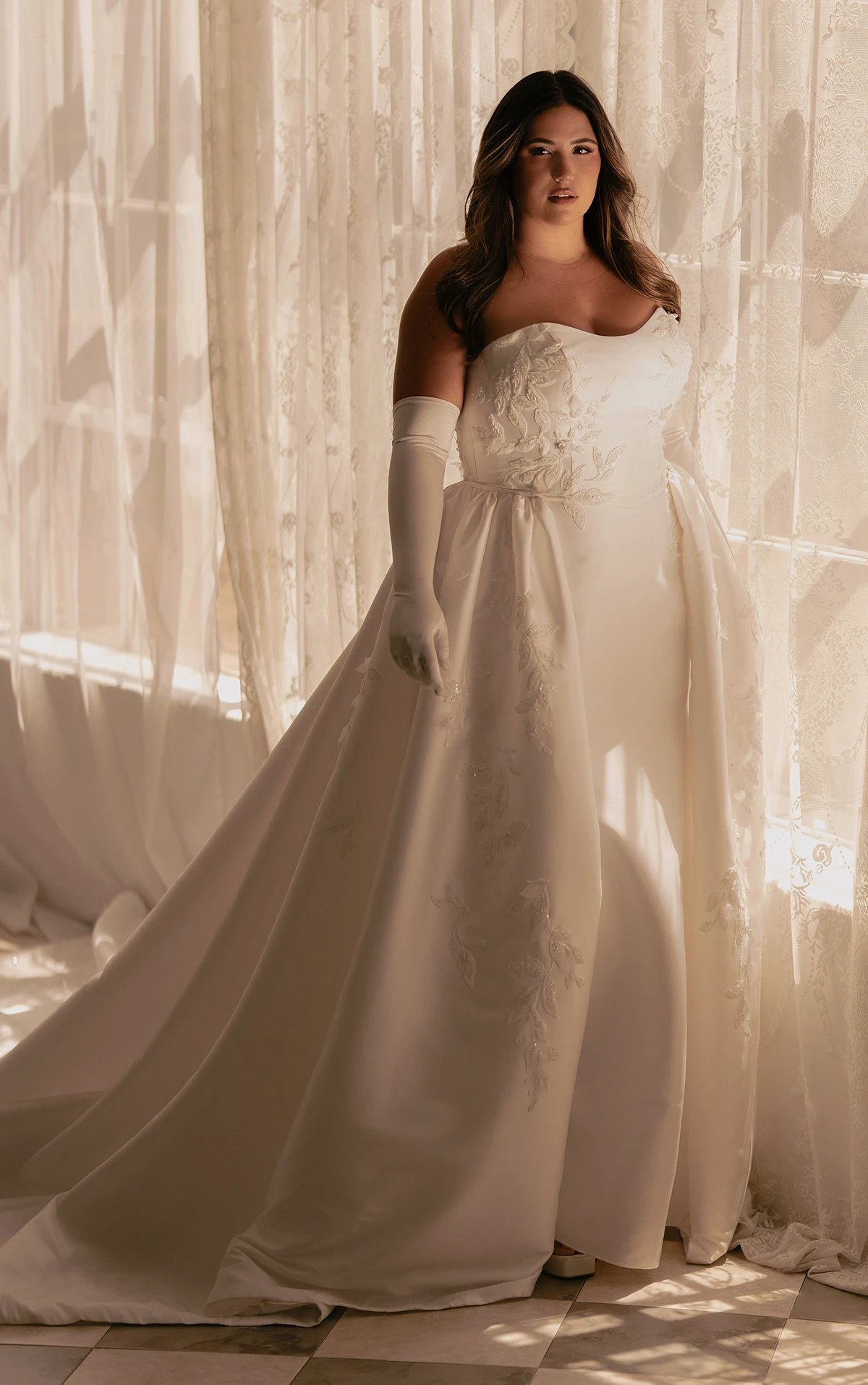 ml1942 Trägerloses Fit-and-Flare-Brautkleid mit abnehmbarem Überrock  by Martina Liana