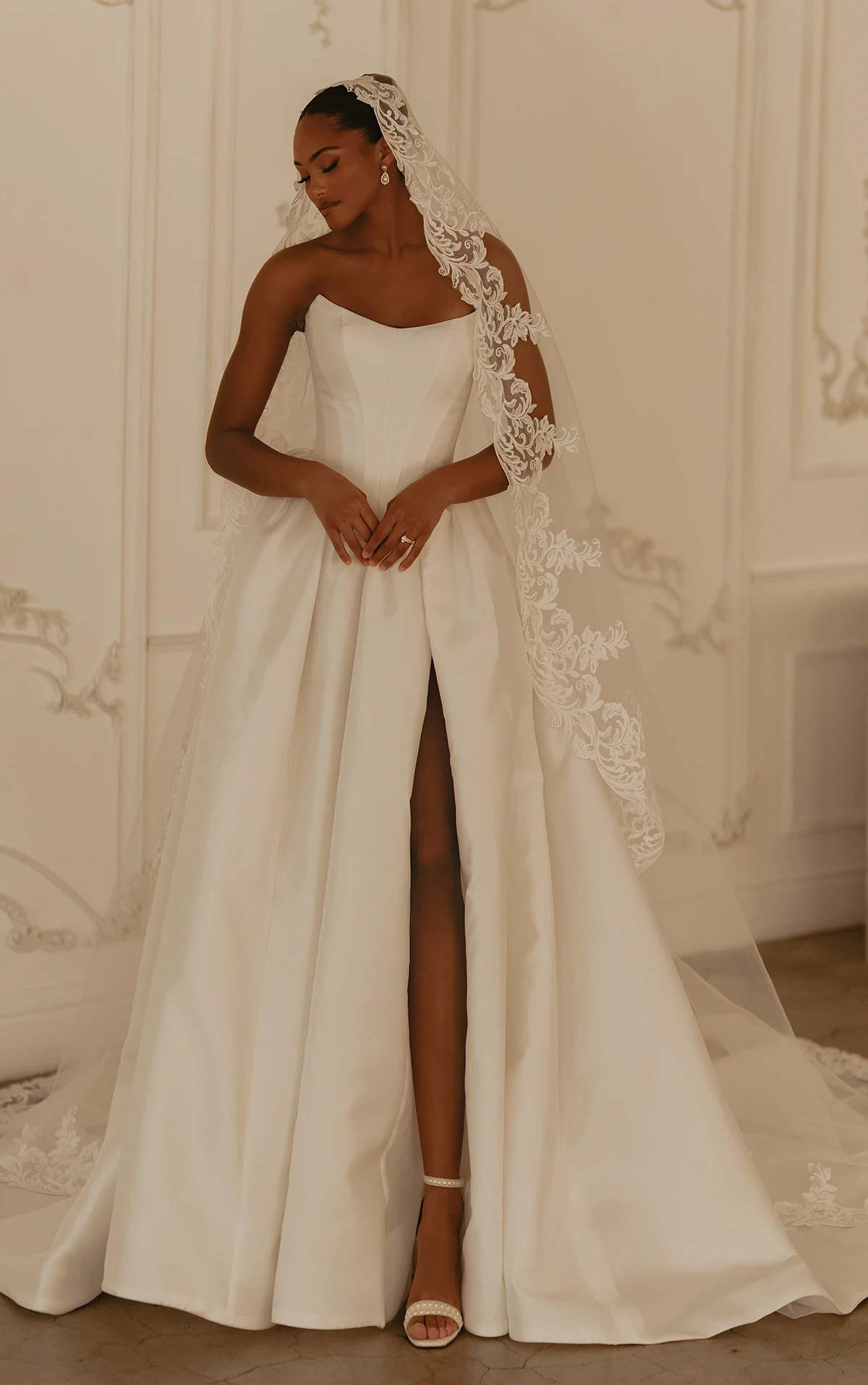 ml1962 Trägerloses Ball-Brautkleid mit Cat-Eye-Ausschnitt  by Martina Liana