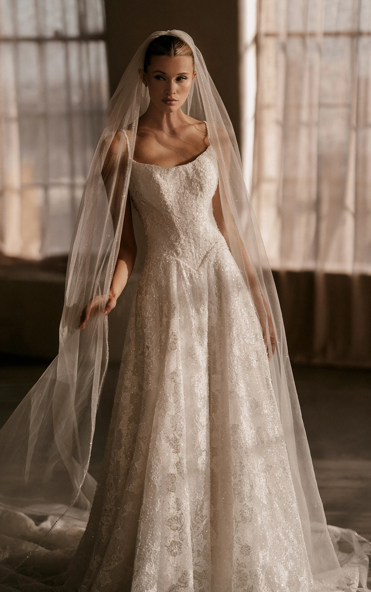 ml1969 A-Linien-Brautkleid aus perlenbesetzter Spitze mit Baskentaille und Spaghettiträgern  by Martina Liana