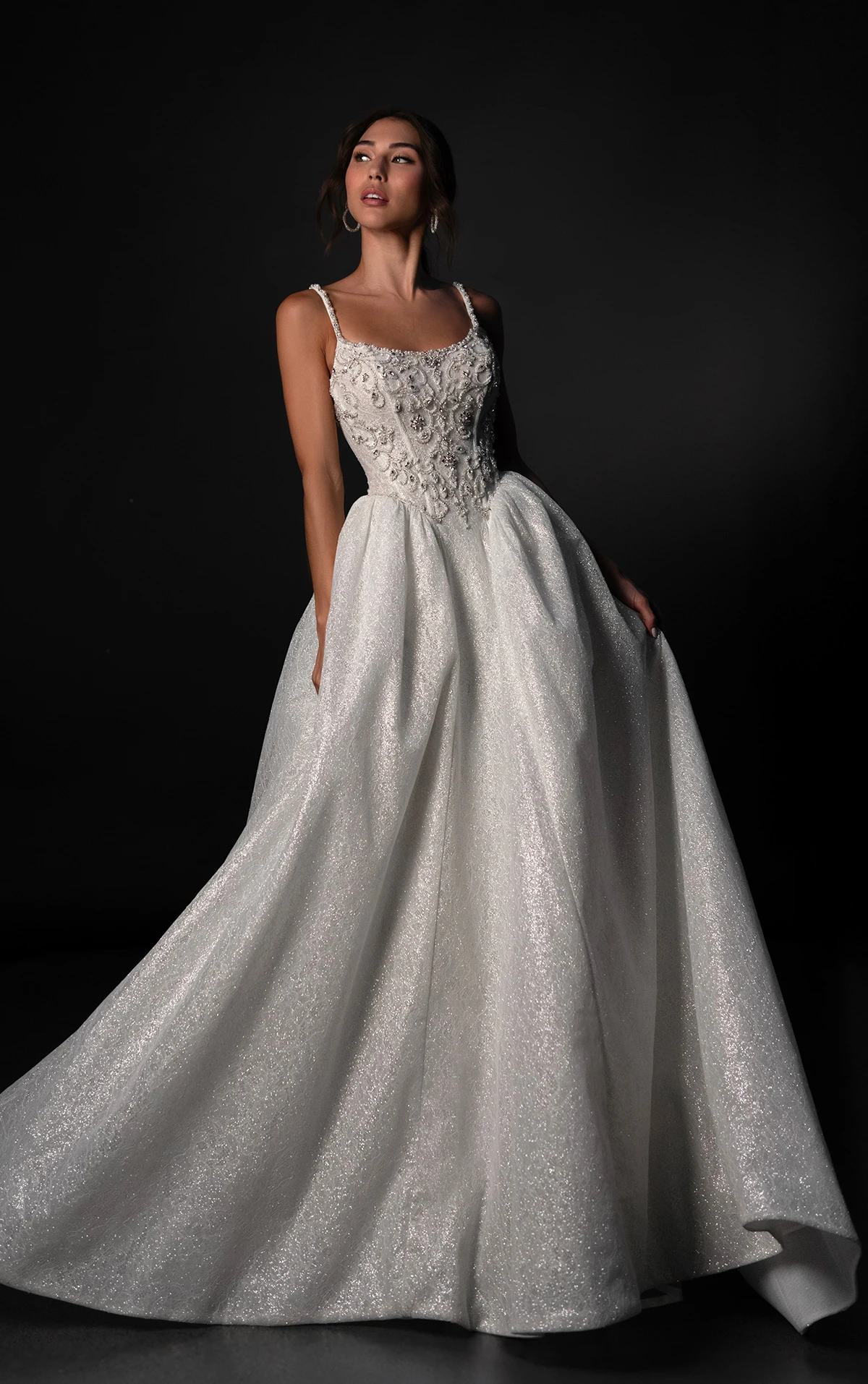 ml1980 Glitzerndes Ball-Brautkleid mit Rundhalsausschnitt, Baskentaille und Kristallapplikationen  by Martina Liana