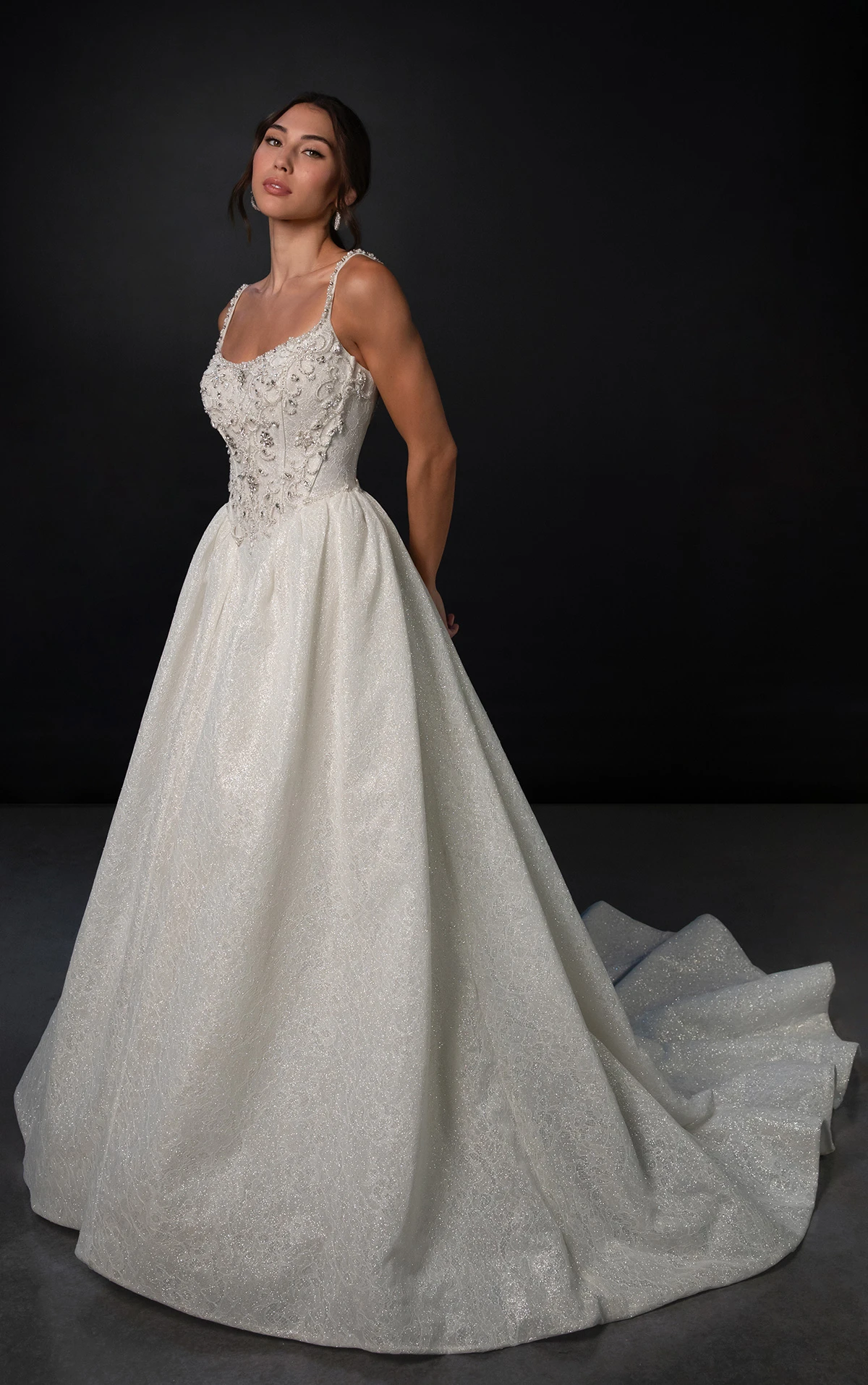 ml1980 Glitzerndes Ball-Brautkleid mit Rundhalsausschnitt, Baskentaille und Kristallapplikationen  by Martina Liana