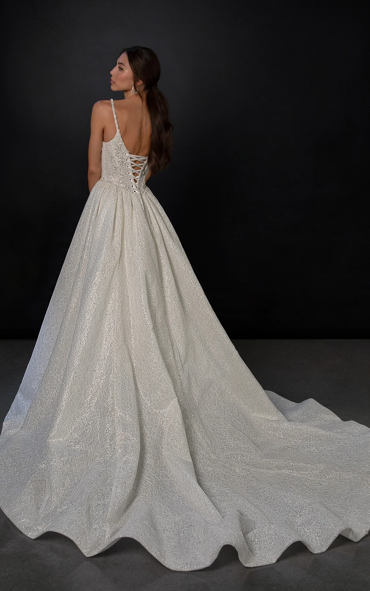 ml1980 Glitzerndes Ball-Brautkleid mit Rundhalsausschnitt, Baskentaille und Kristallapplikationen  by Martina Liana