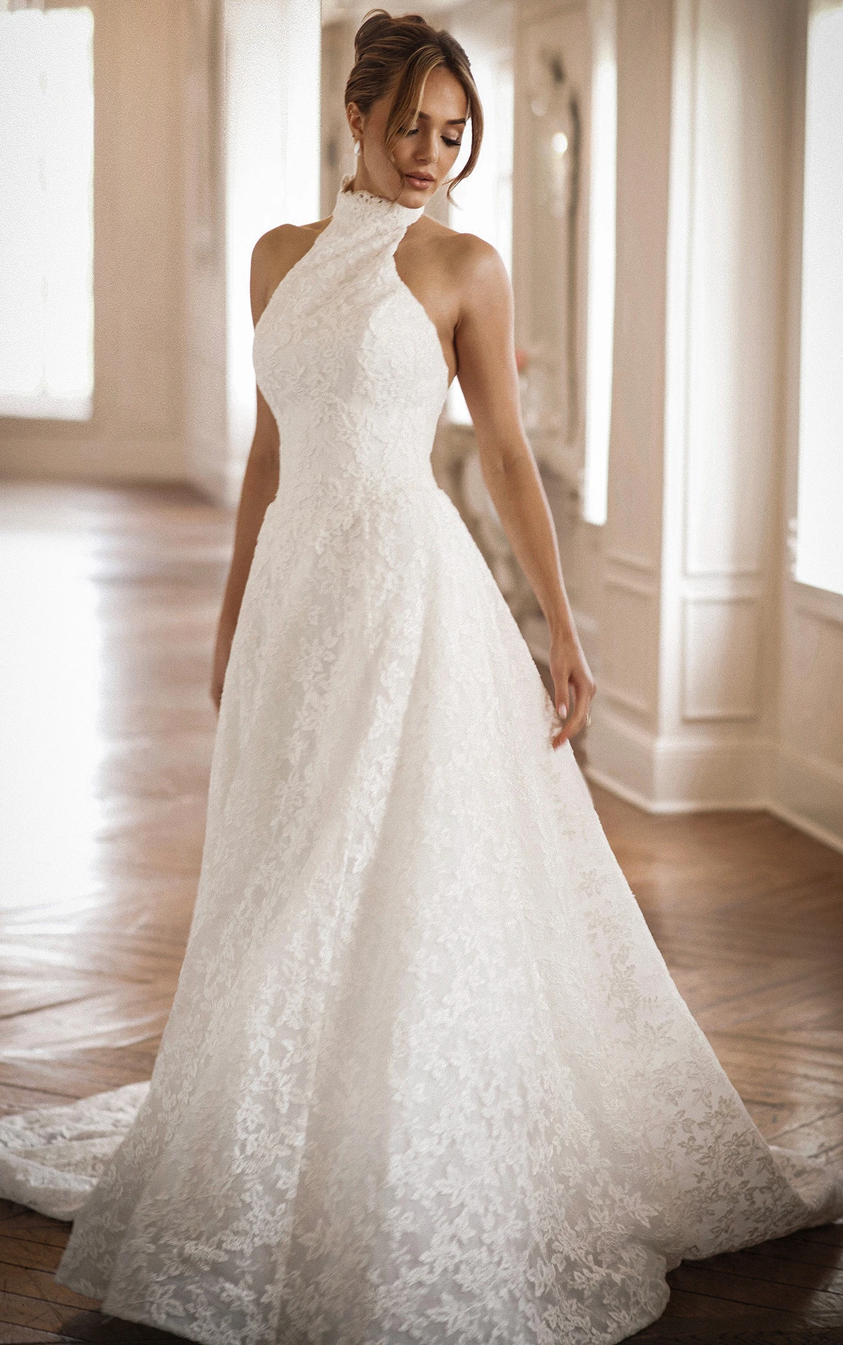 ml1991 A-Linien-Brautkleid mit Neckholder und floraler Spitze  by Martina Liana