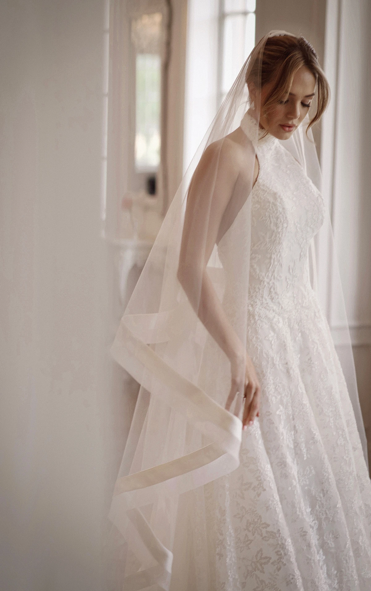 ml1991 A-Linien-Brautkleid mit Neckholder und floraler Spitze  by Martina Liana