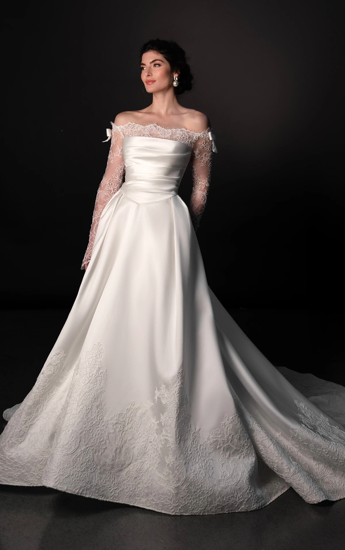 ml1992 A-Linien-Brautkleid aus transparenter Spitze und Seide mit schulterfreien Ärmeln  by Martina Liana