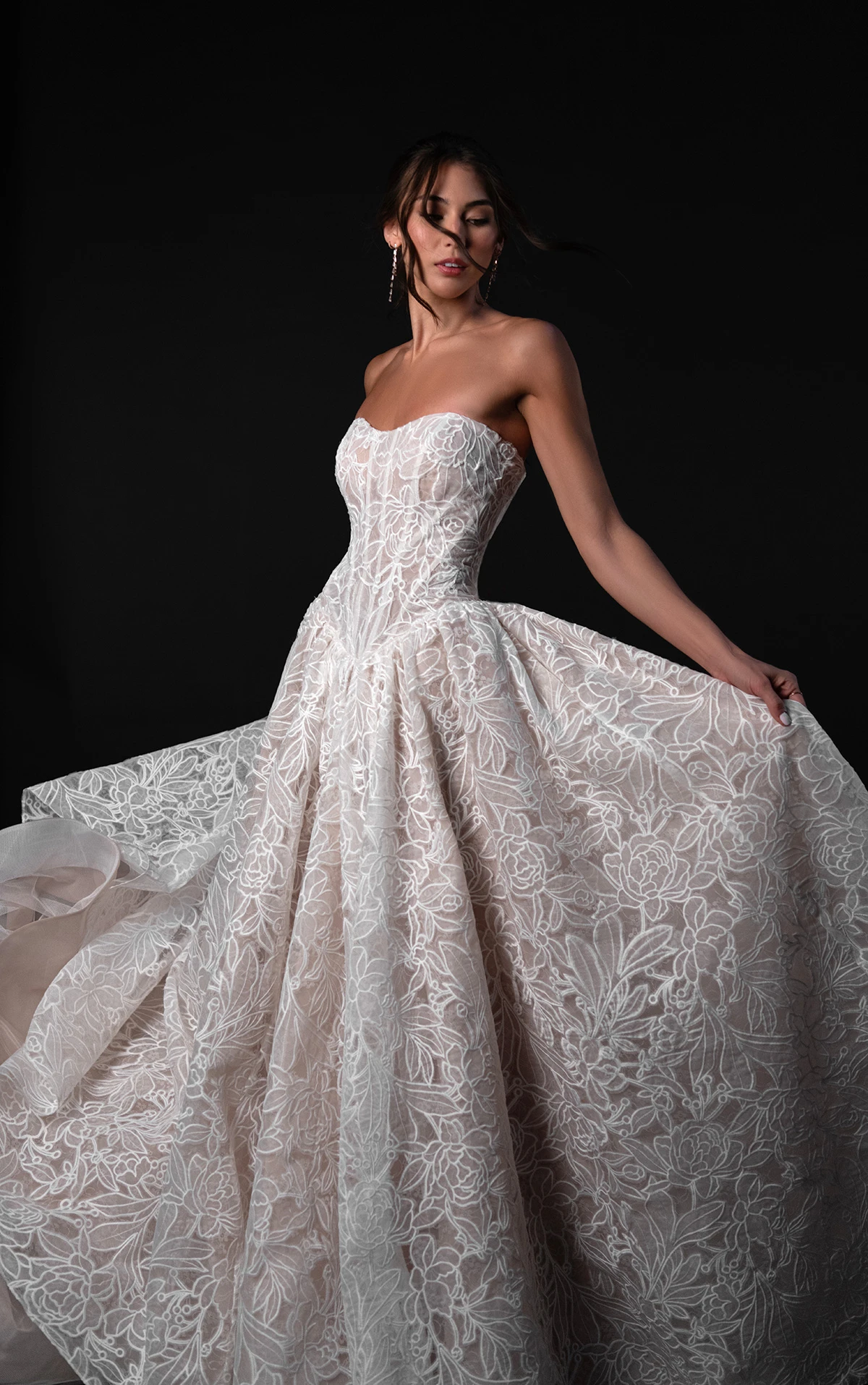 ml1994 Trägerloses Ball-Brautkleid aus Spitze mit Baskentaille  by Martina Liana