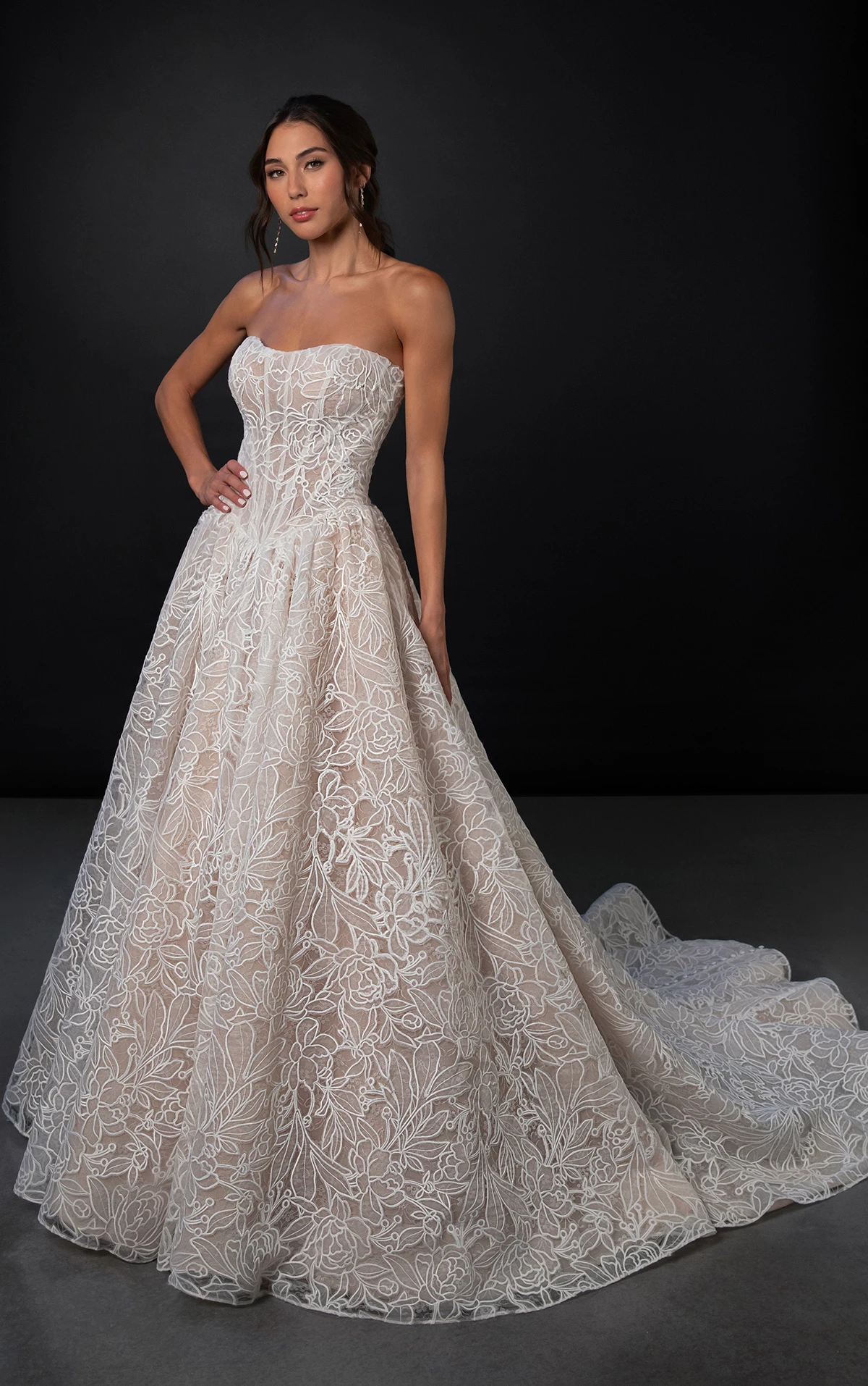 ml1994 Trägerloses Ball-Brautkleid aus Spitze mit Baskentaille  by Martina Liana