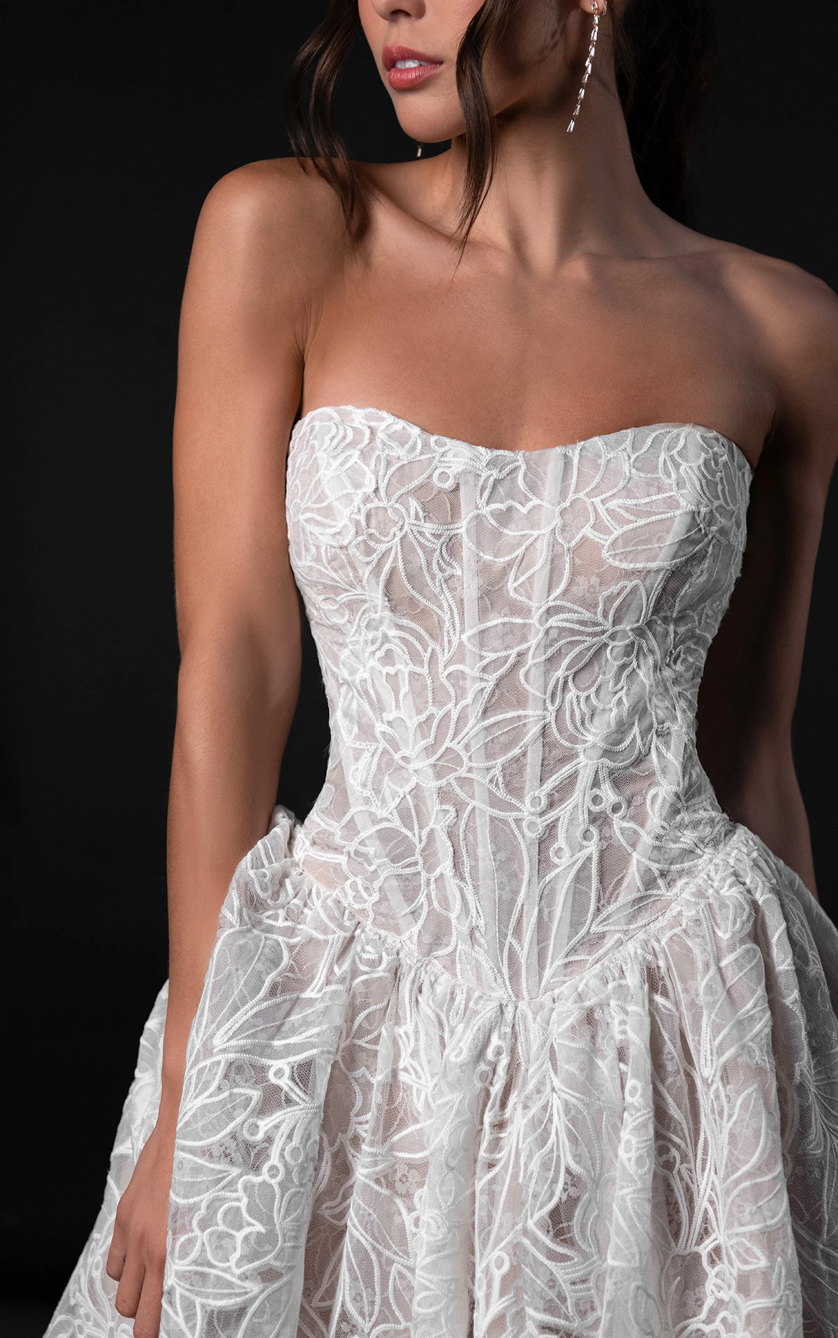 ml1994 Trägerloses Ball-Brautkleid aus Spitze mit Baskentaille  by Martina Liana