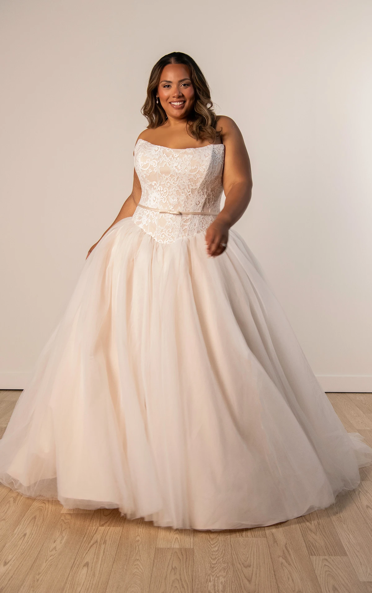 sy8189+ Trägerloses Ball-Brautkleid in Übergröße aus Spitze und mit abnehmbarer Satinschleife  by Stella York