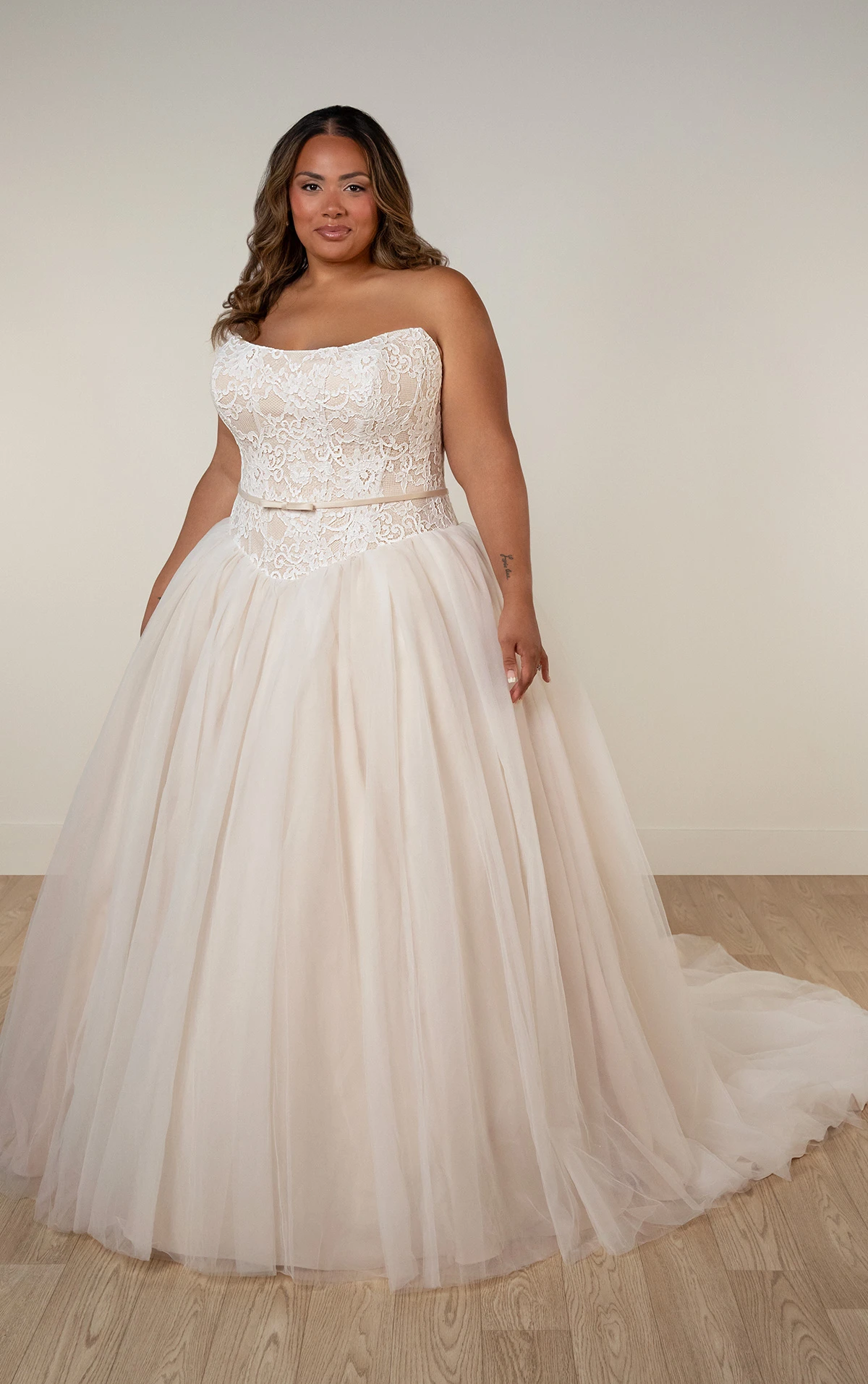 sy8189+ Trägerloses Ball-Brautkleid in Übergröße aus Spitze und mit abnehmbarer Satinschleife  by Stella York