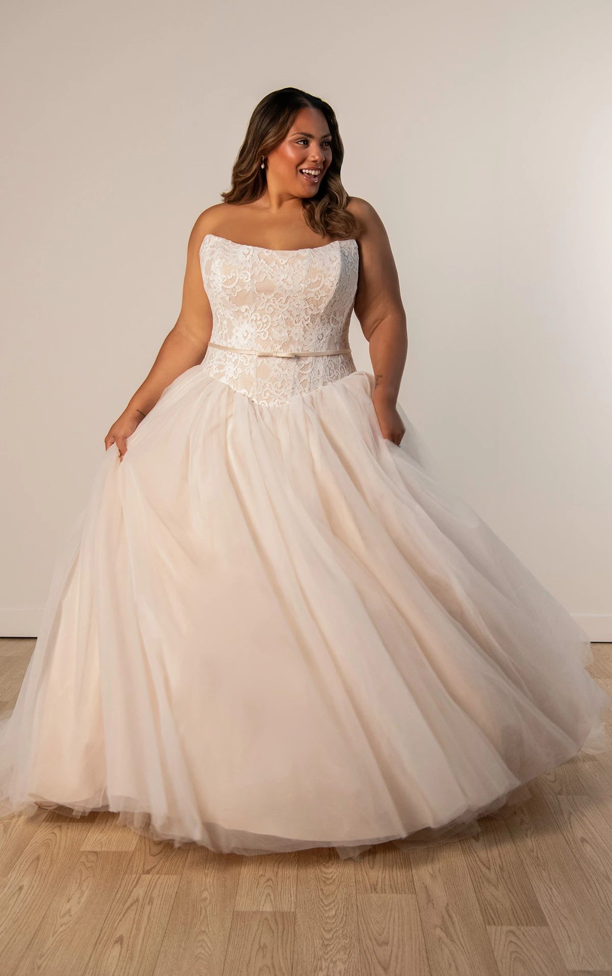 sy8189+ Trägerloses Ball-Brautkleid in Übergröße aus Spitze und mit abnehmbarer Satinschleife  by Stella York