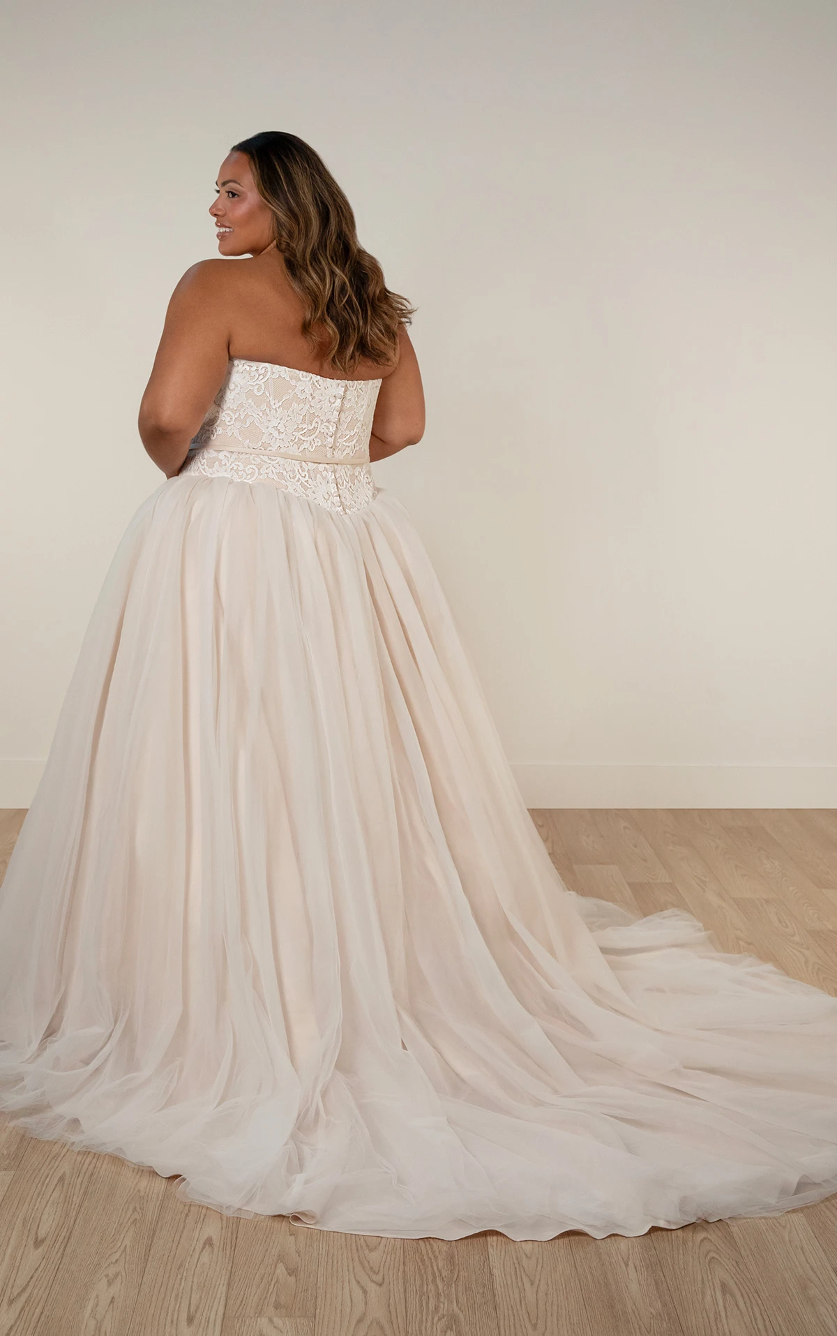 sy8189+ Trägerloses Ball-Brautkleid in Übergröße aus Spitze und mit abnehmbarer Satinschleife  by Stella York