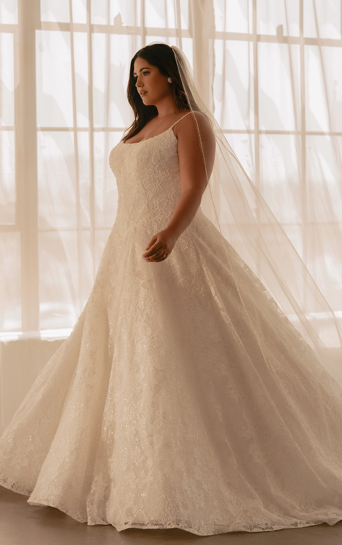 ml1969+ A-Linien-Brautkleid aus perlenbesetzter Spitze mit Baskentaille und Spaghettiträgern by Martina Liana