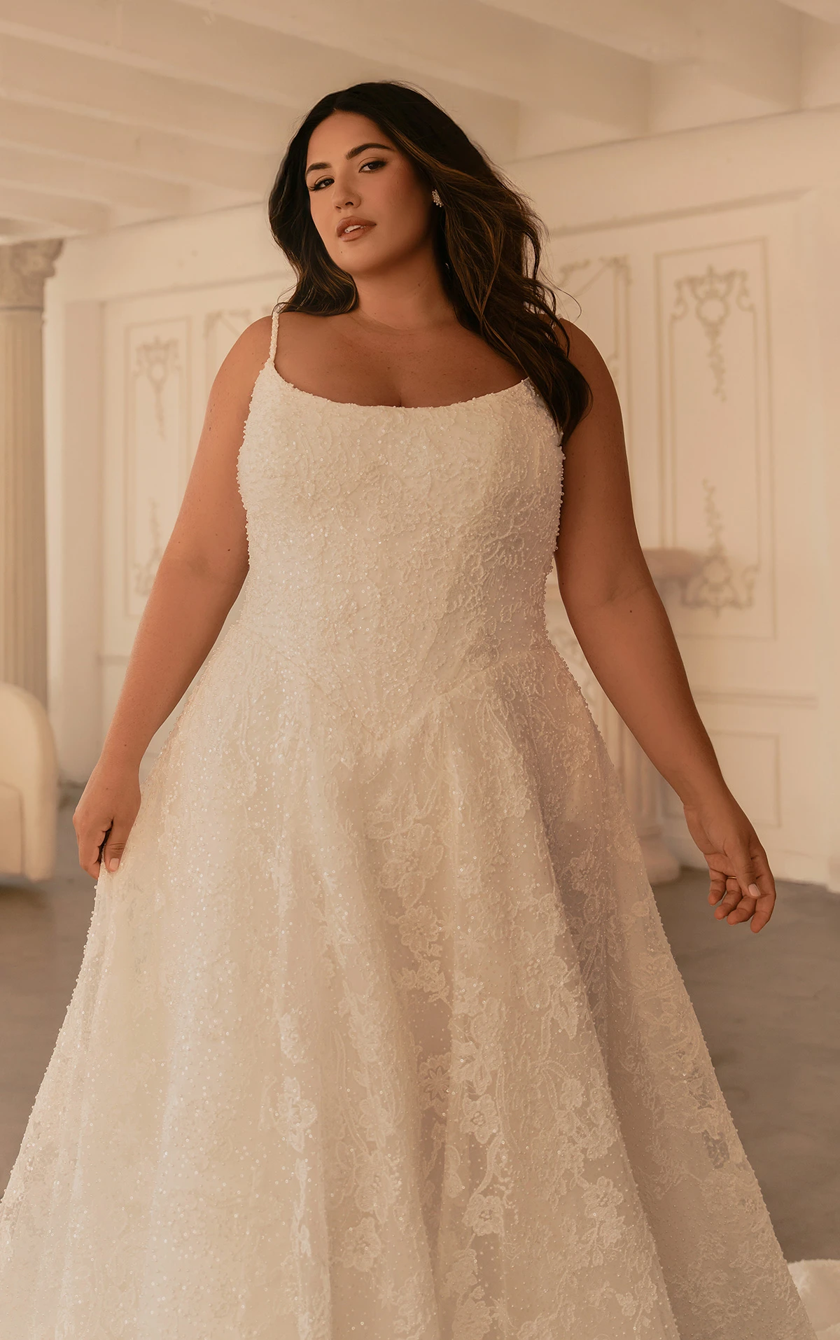 ml1969+ A-Linien-Brautkleid aus perlenbesetzter Spitze mit Baskentaille und Spaghettiträgern by Martina Liana