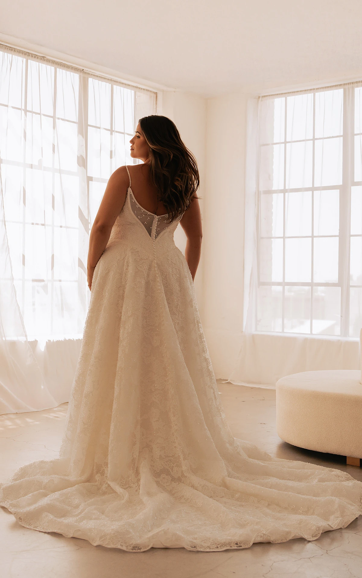 ml1969+ A-Linien-Brautkleid aus perlenbesetzter Spitze mit Baskentaille und Spaghettiträgern by Martina Liana