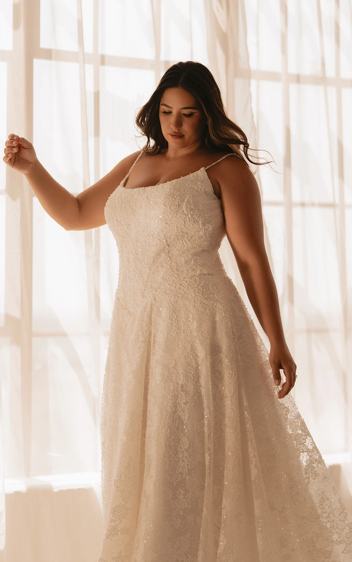 ml1969+ A-Linien-Brautkleid aus perlenbesetzter Spitze mit Baskentaille und Spaghettiträgern by Martina Liana