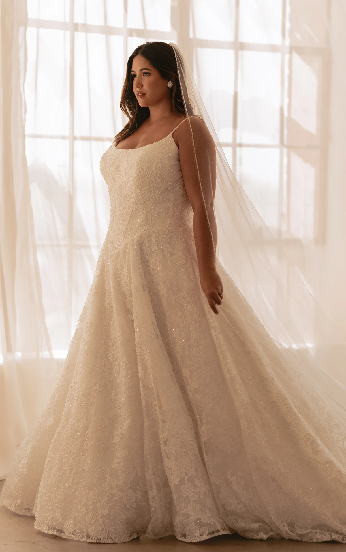 ml1969+ A-Linien-Brautkleid aus perlenbesetzter Spitze mit Baskentaille und Spaghettiträgern by Martina Liana