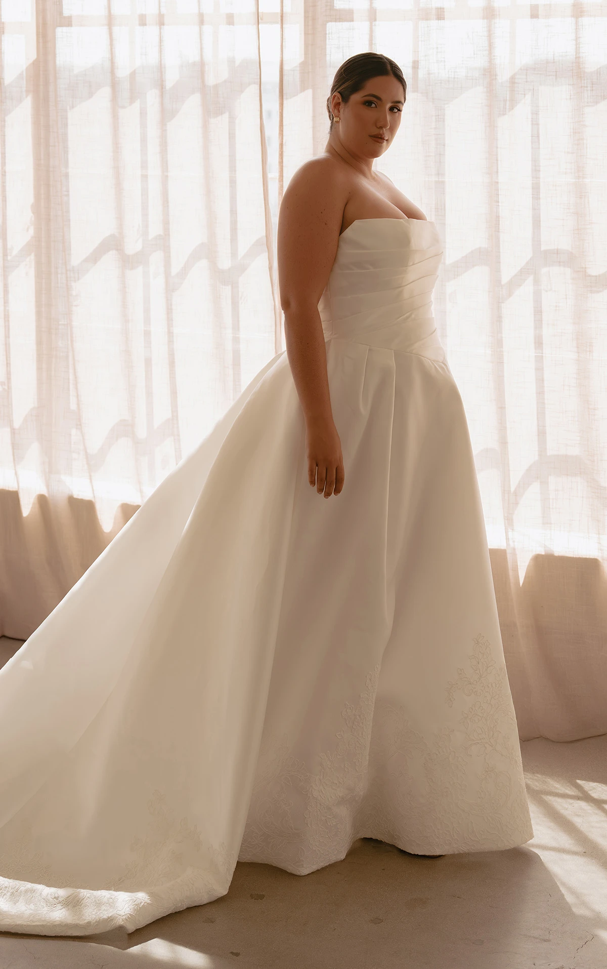 ml1992+ A-Linien-Brautkleid aus transparenter Spitze und Seide mit schulterfreien Ärmeln by Martina Liana