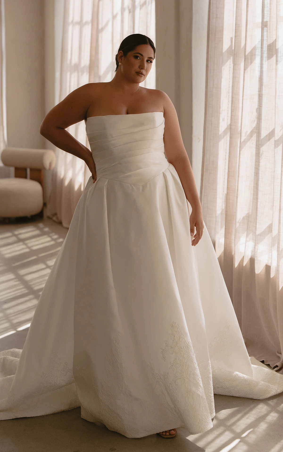 ml1992+ A-Linien-Brautkleid aus transparenter Spitze und Seide mit schulterfreien Ärmeln by Martina Liana