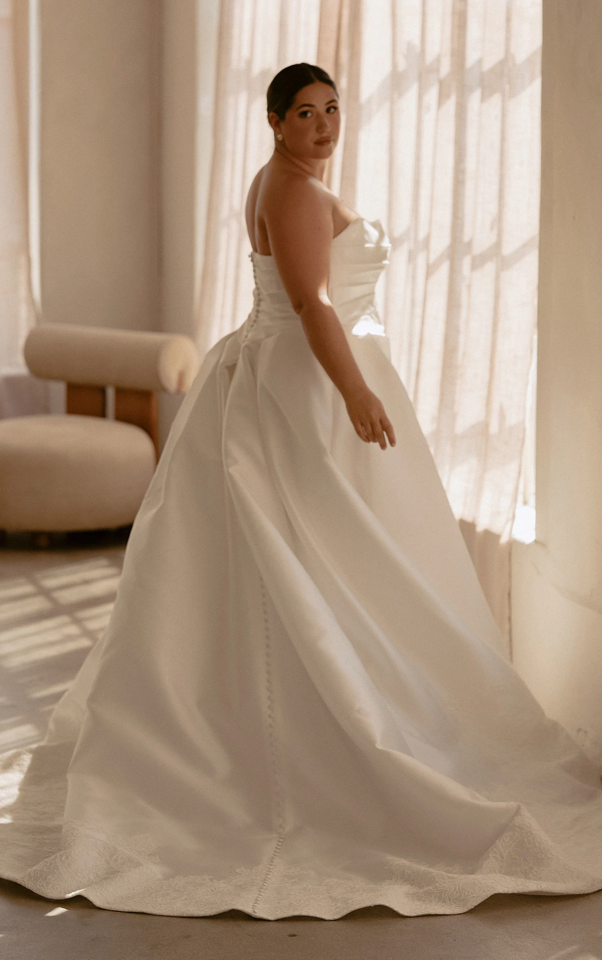 ml1992+ A-Linien-Brautkleid aus transparenter Spitze und Seide mit schulterfreien Ärmeln by Martina Liana