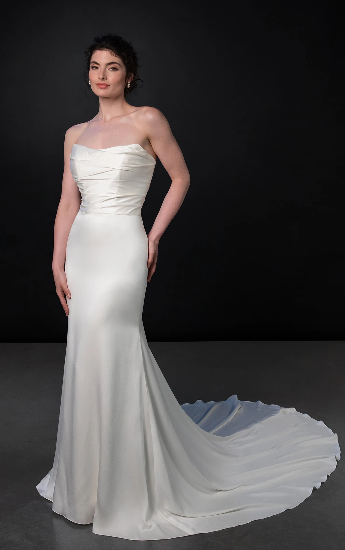 ml1997 Trägerloses Fit-and-Flare-Brautkleid mit gerafftem Oberteil  by Martina Liana