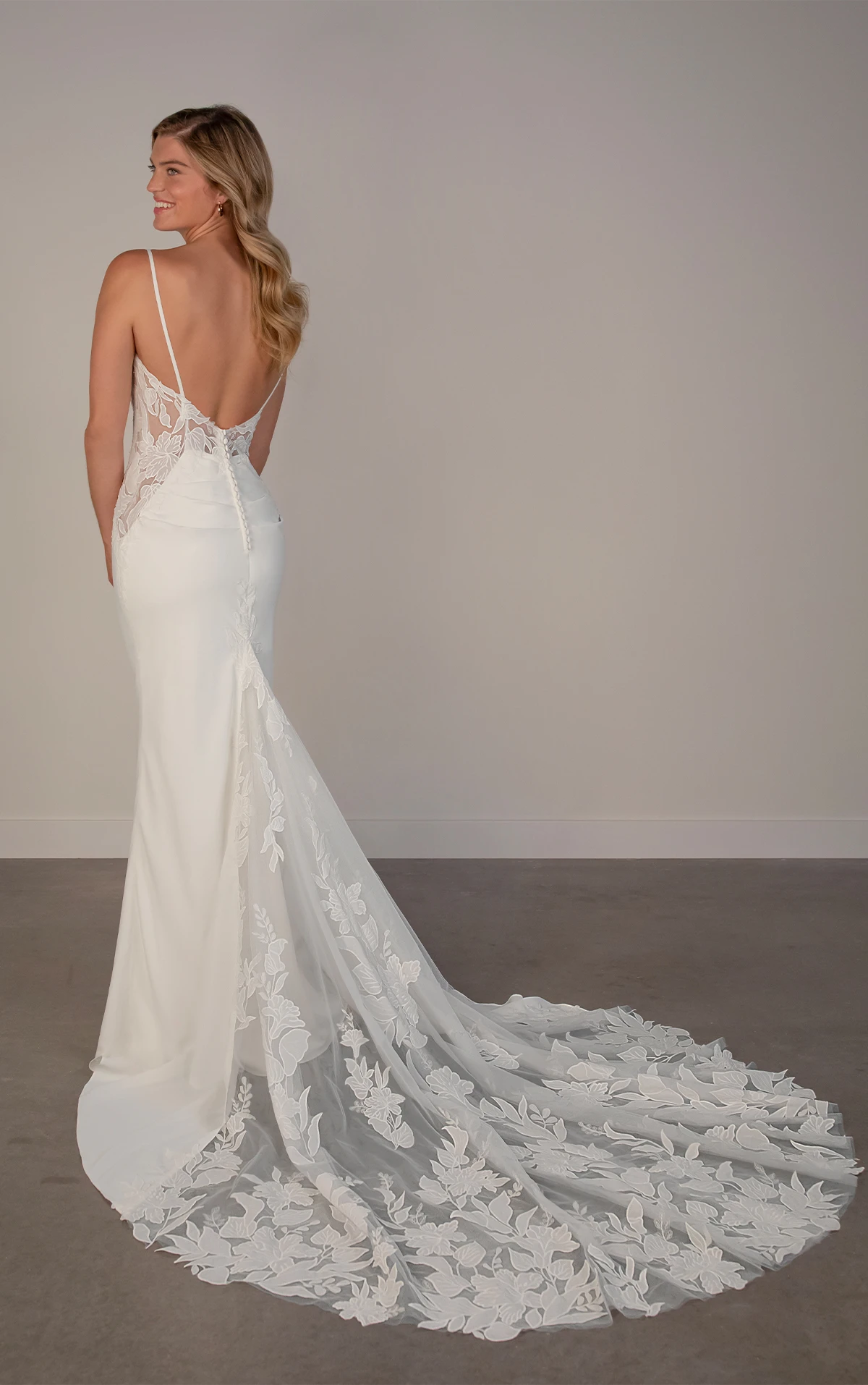 pa1368 Fit-and-Flare-Brautkleid aus Spitze mit rückenfreier Schleppe  by Oxford Street