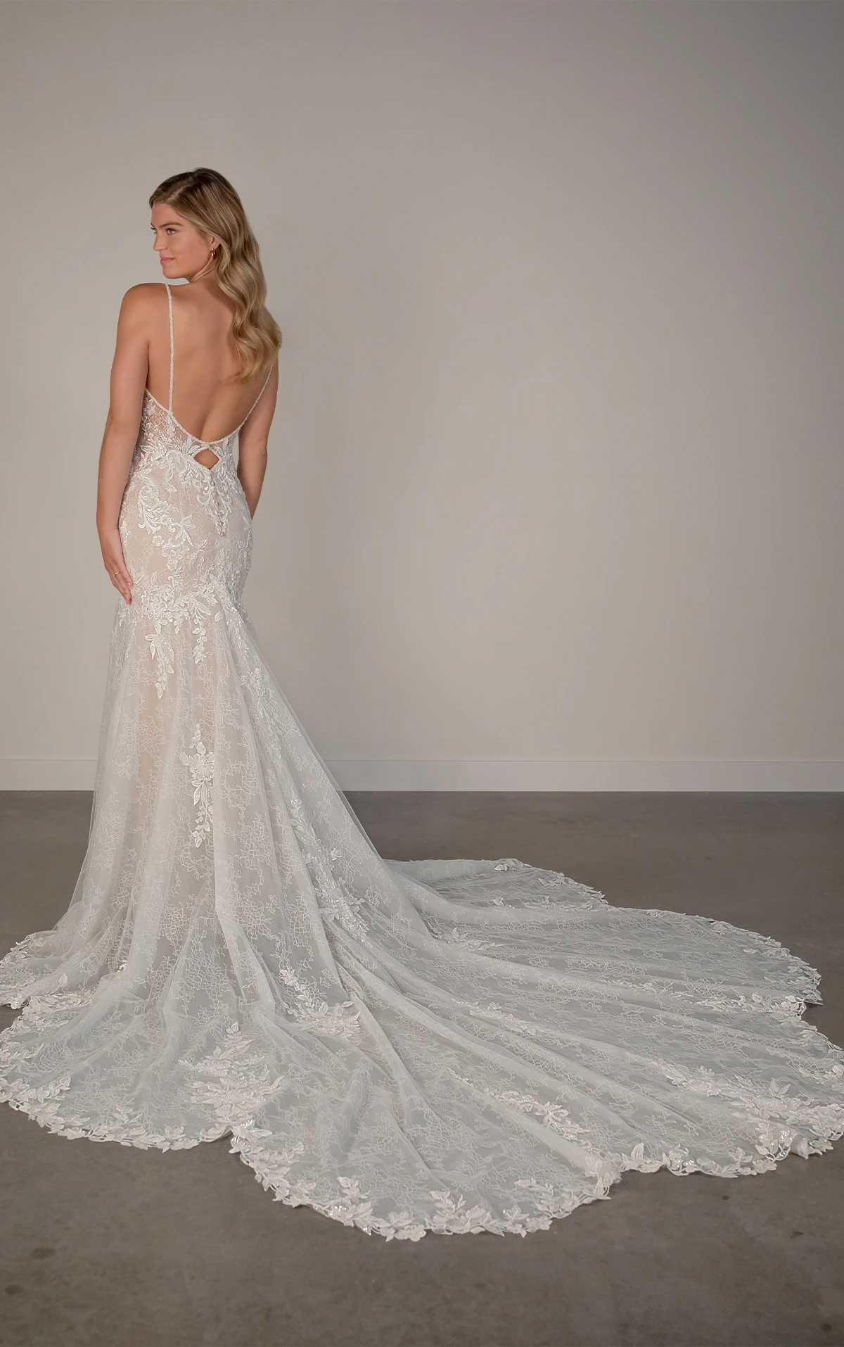 pa1369 Fit-and-Flare-Brautkleid aus Spitze mit rückenfreier Schleppe  by Oxford Street