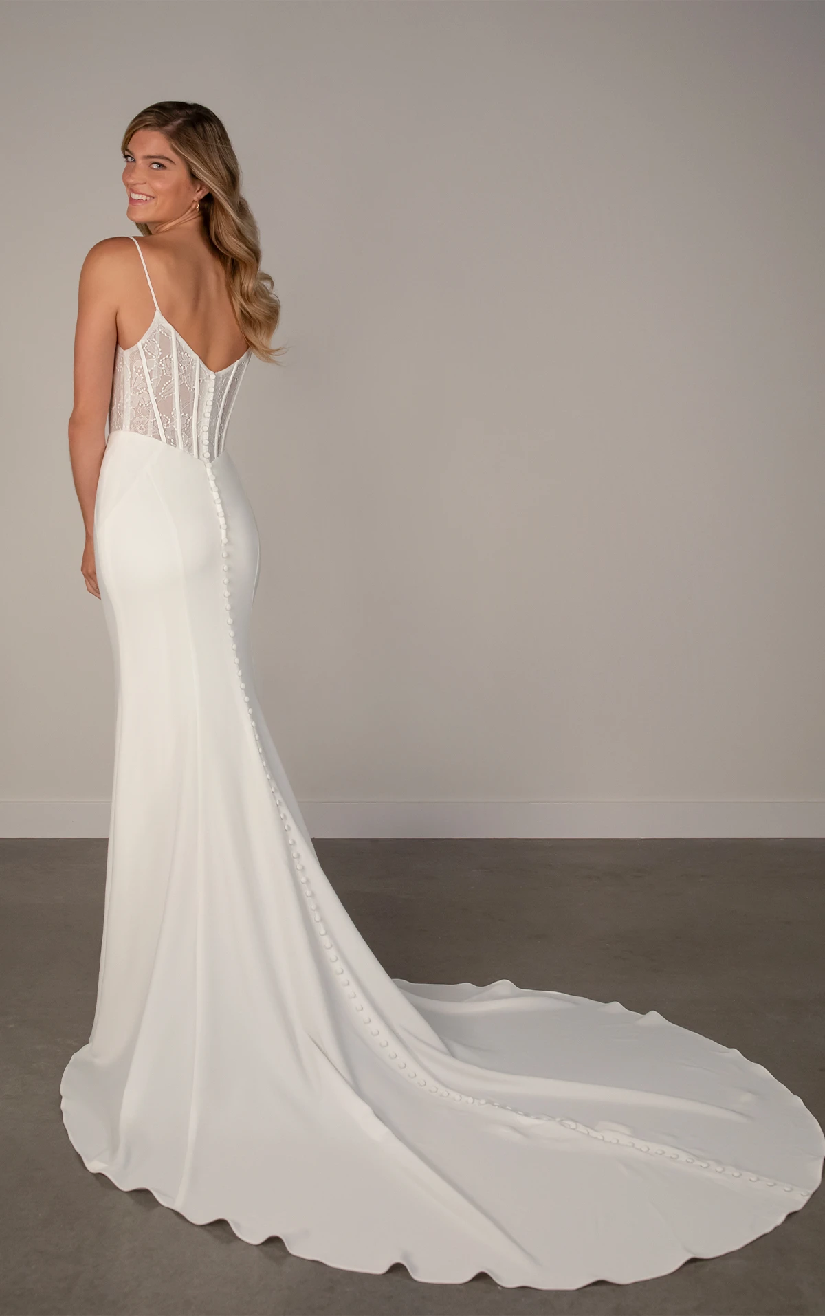 pa1371 Etui-Brautkleid aus Krepp und Spitze mit Rundhalsausschnitt   by Oxford Street