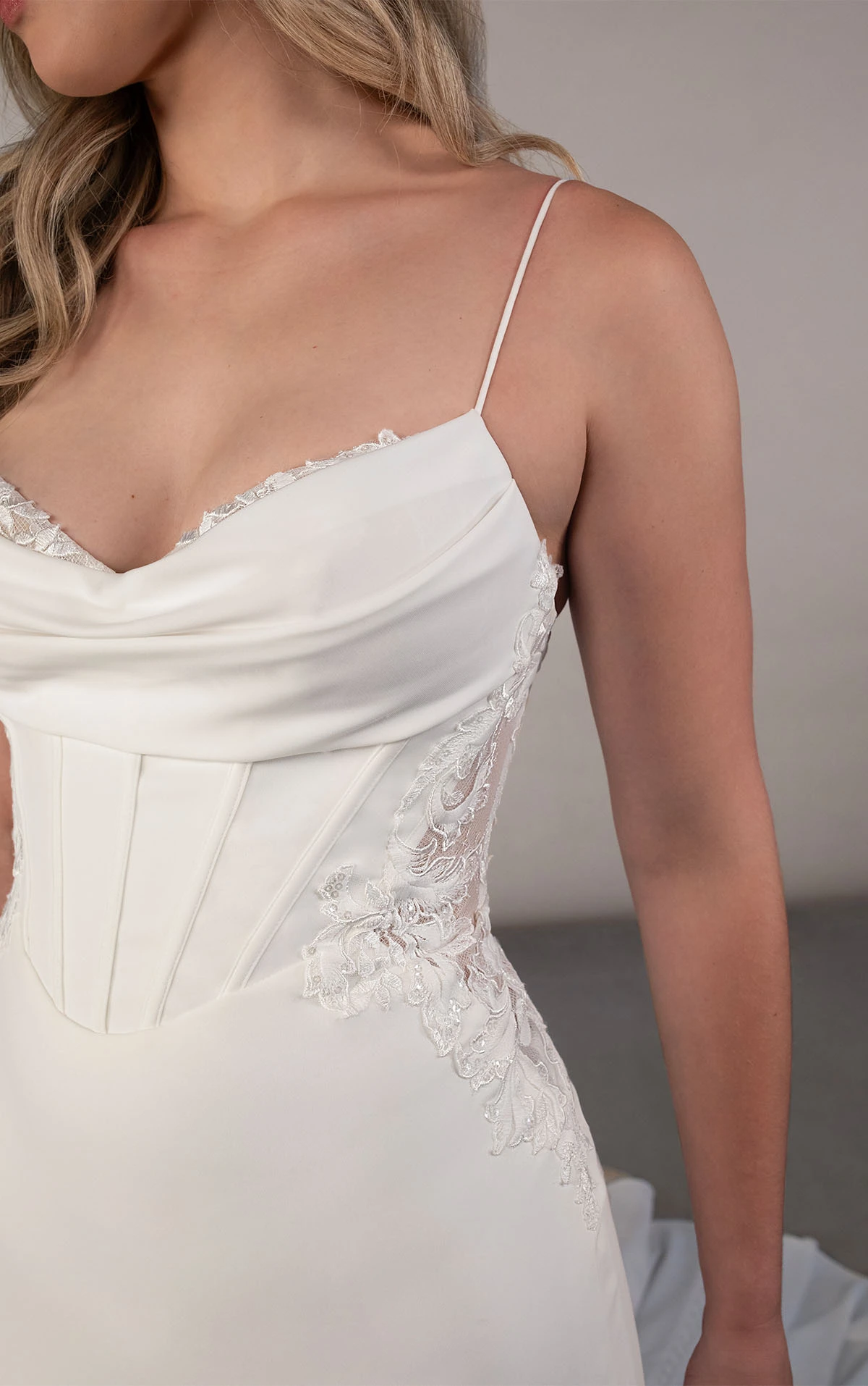 pa1432 Etui-Brautkleid aus Krepp und Spitze mit Rundhalsausschnitt  by Oxford Street