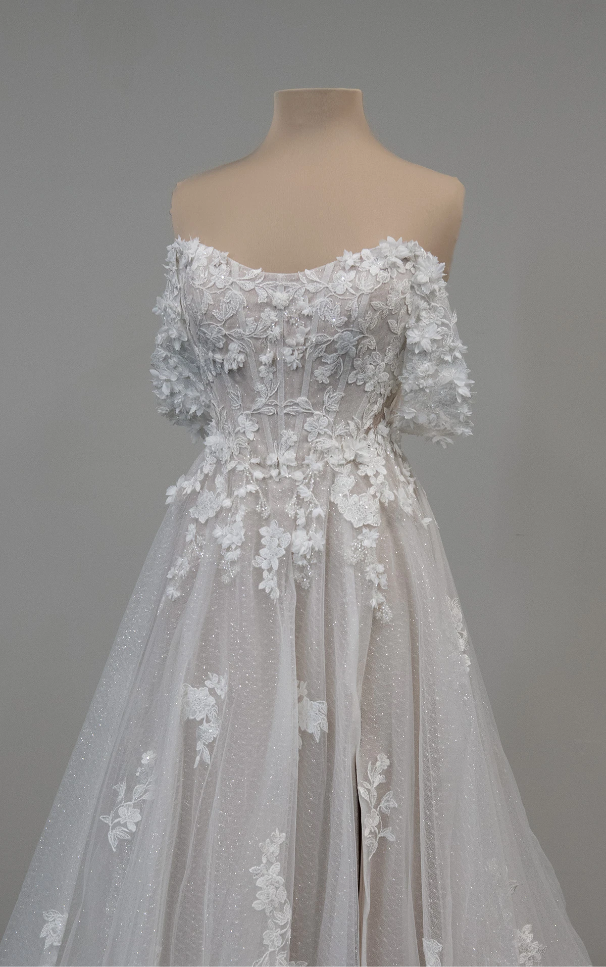 d4360 Schulterfreies A-Linien-Brautkleid aus Spitze by Essense of Australia