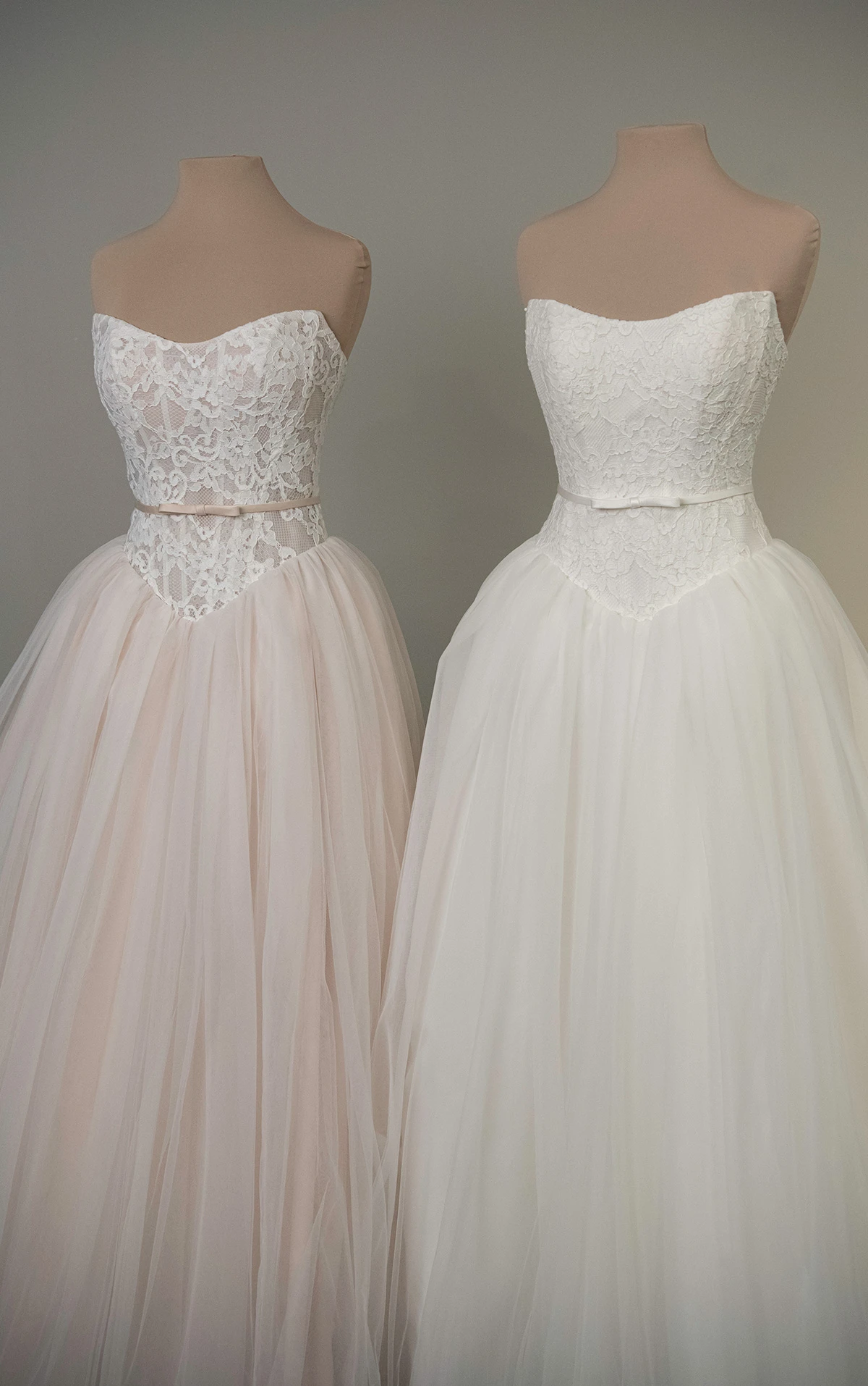 sy8189 Ball-Brautkleid aus Spitze mit trägerlosem Oberteil und abnehmbarer Samit-Schleife  by Stella York