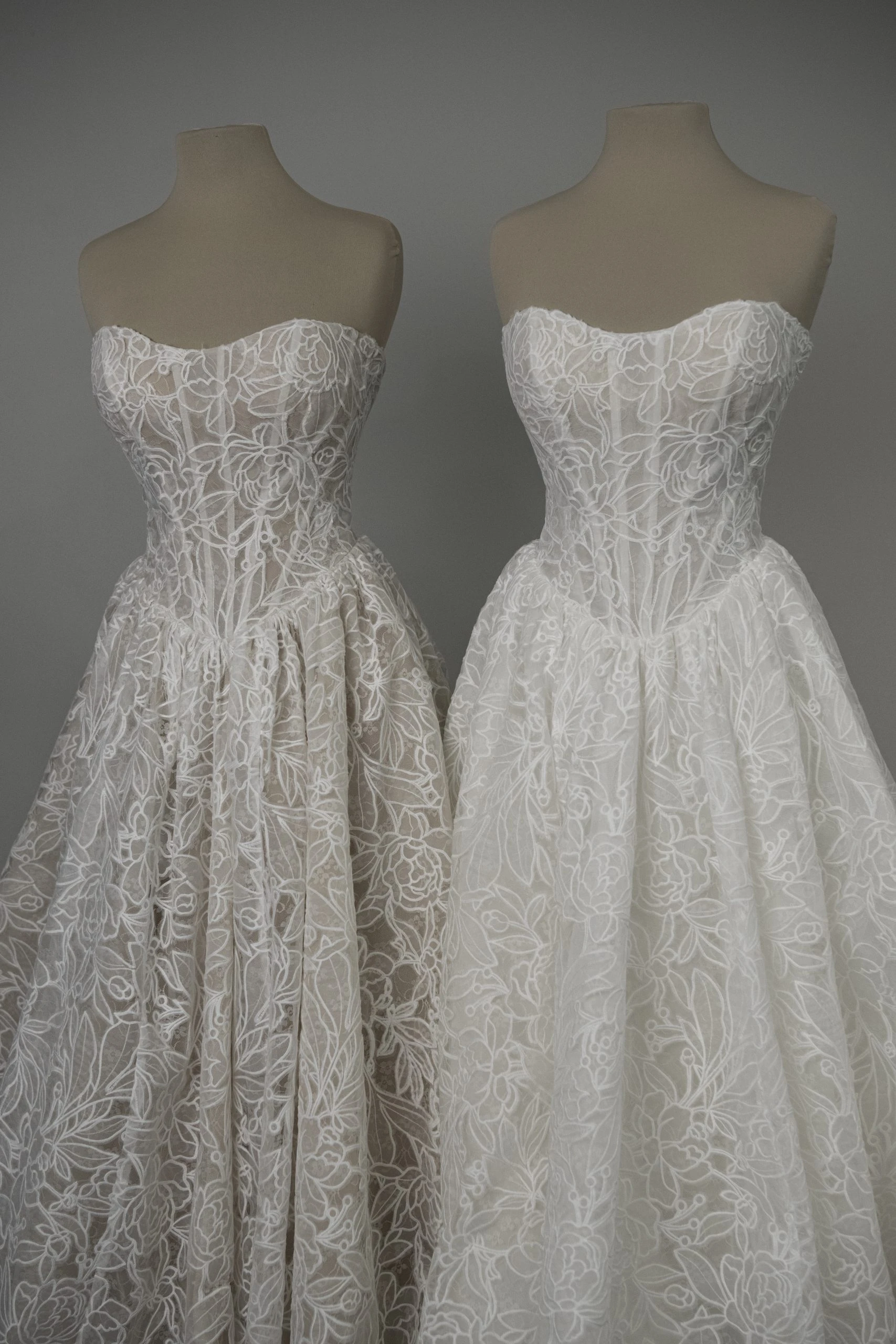 ml1994 Trägerloses Ball-Brautkleid aus Spitze mit Baskentaille by Martina Liana