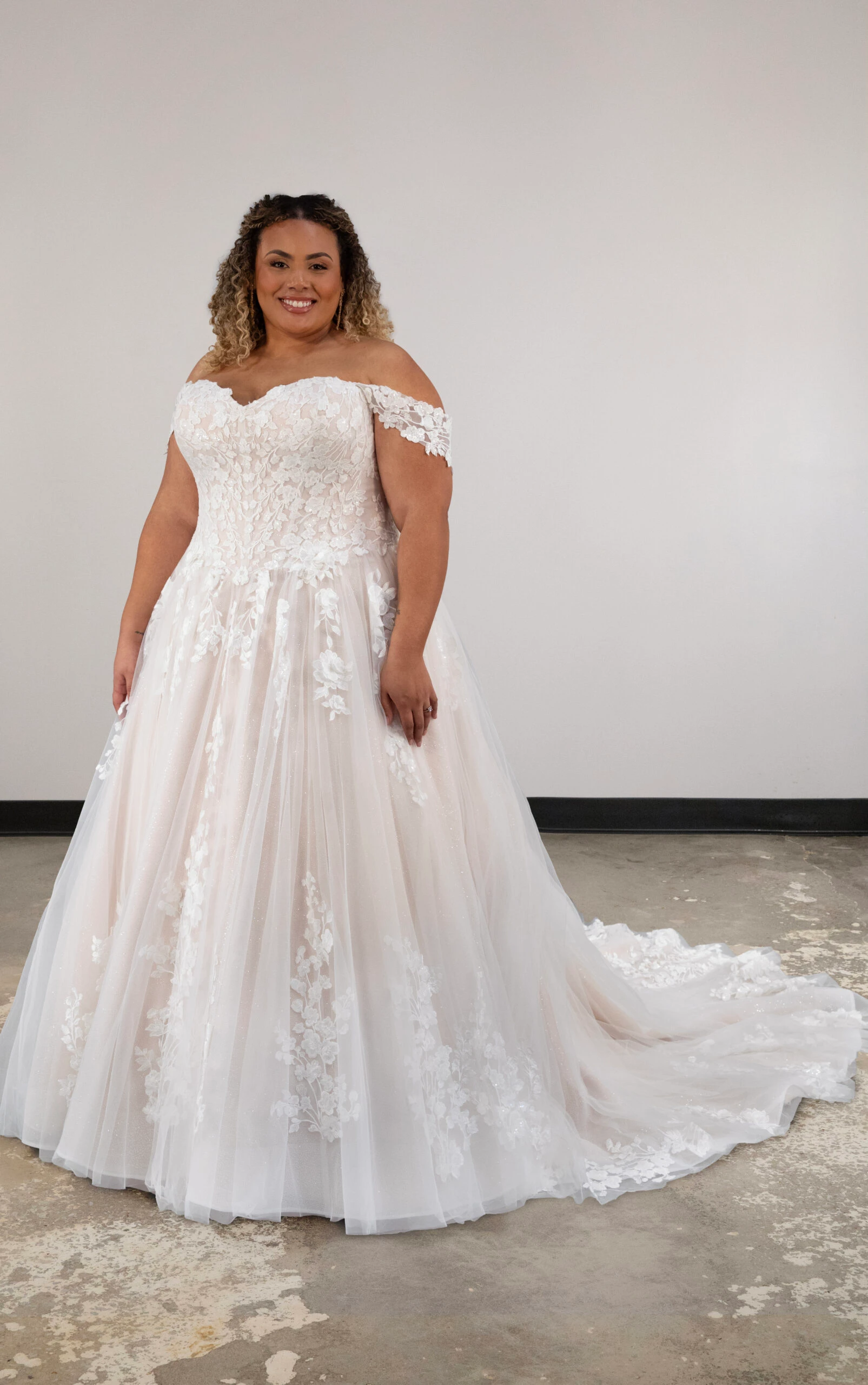 d4106 Bezauberndes Prinzessinnen-Ball-Brautkleid aus Spitze und Tüll  by Essense of Australia